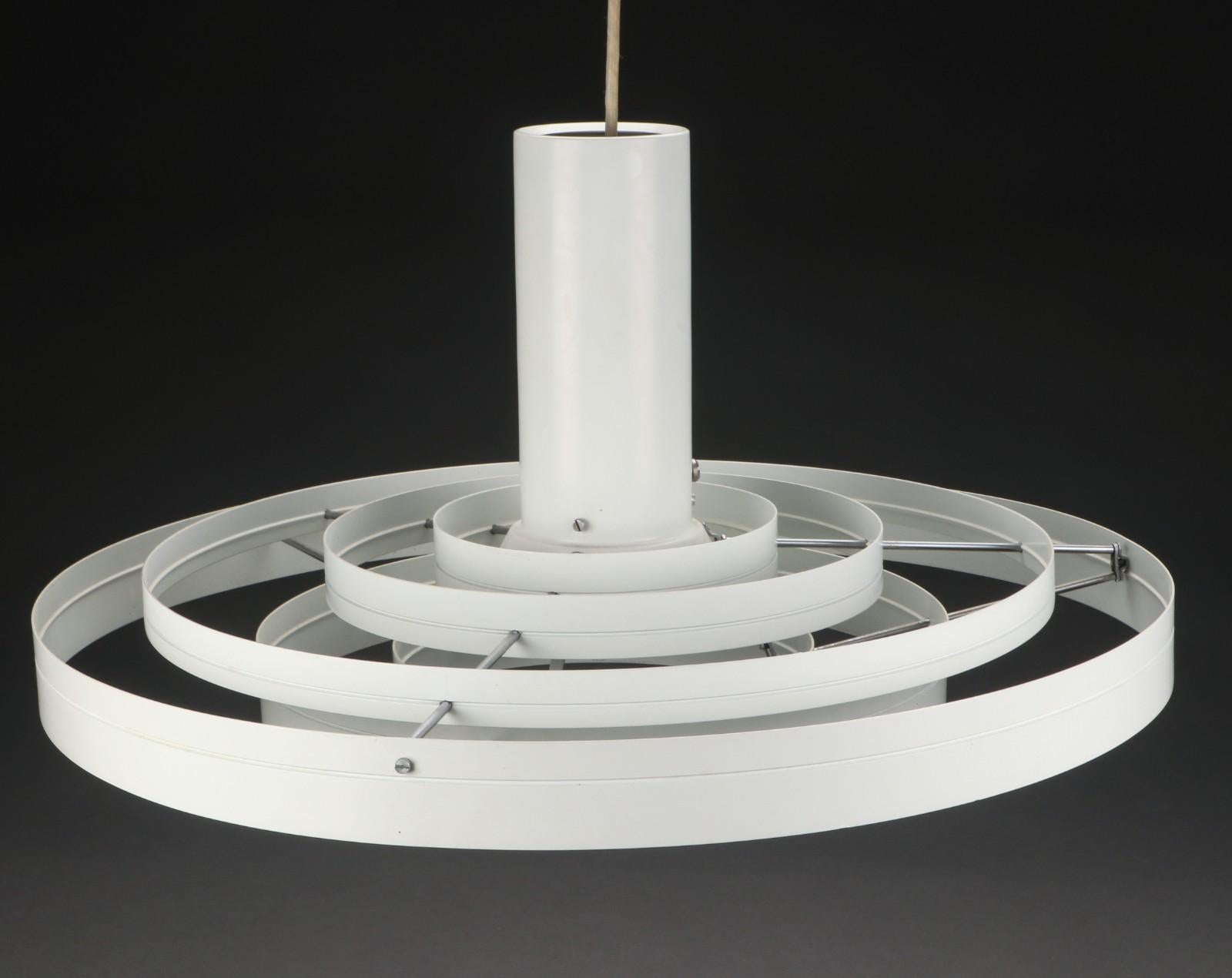 Sophus Frandsen for Fog & Mørup. Fibonacci pendant lamp in white lacquered aluminum. Produced by Fog & Mørup. Ø. Ca. 60 cm. Traces of wear, scratches, minor stains, wobble and missing base.