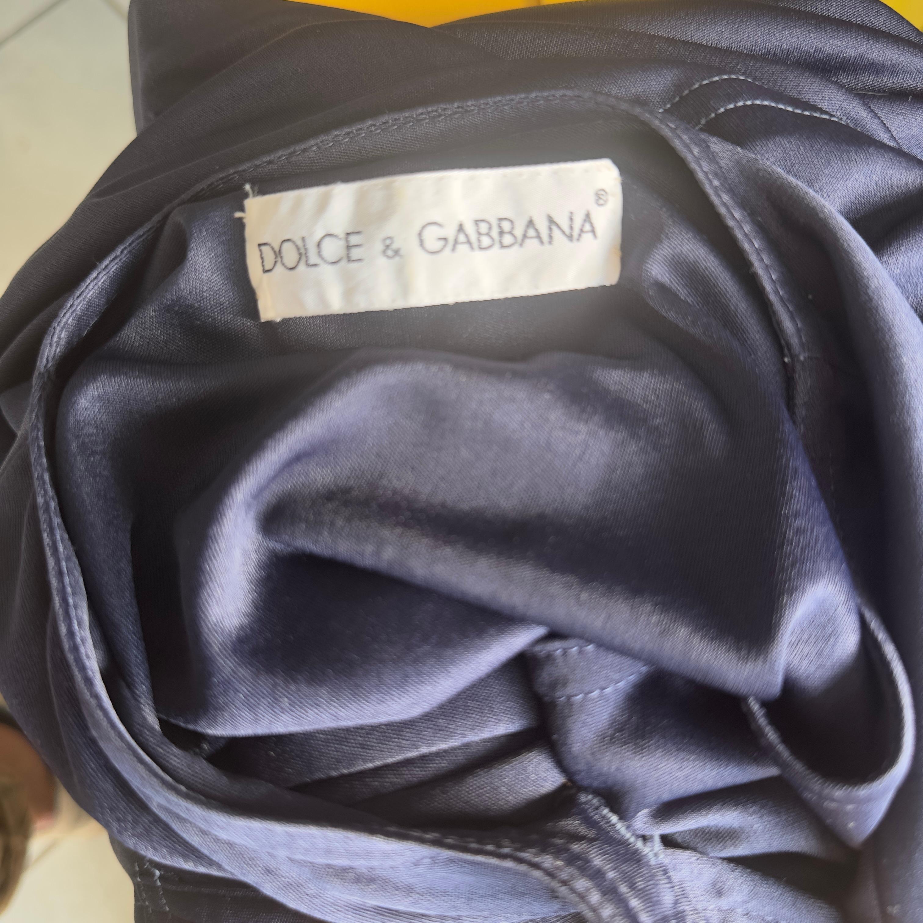 Mitternachtsblauer asymmetrischer Seidenmantel von Dolce & Gabbana, 2000er Jahre im Angebot 8