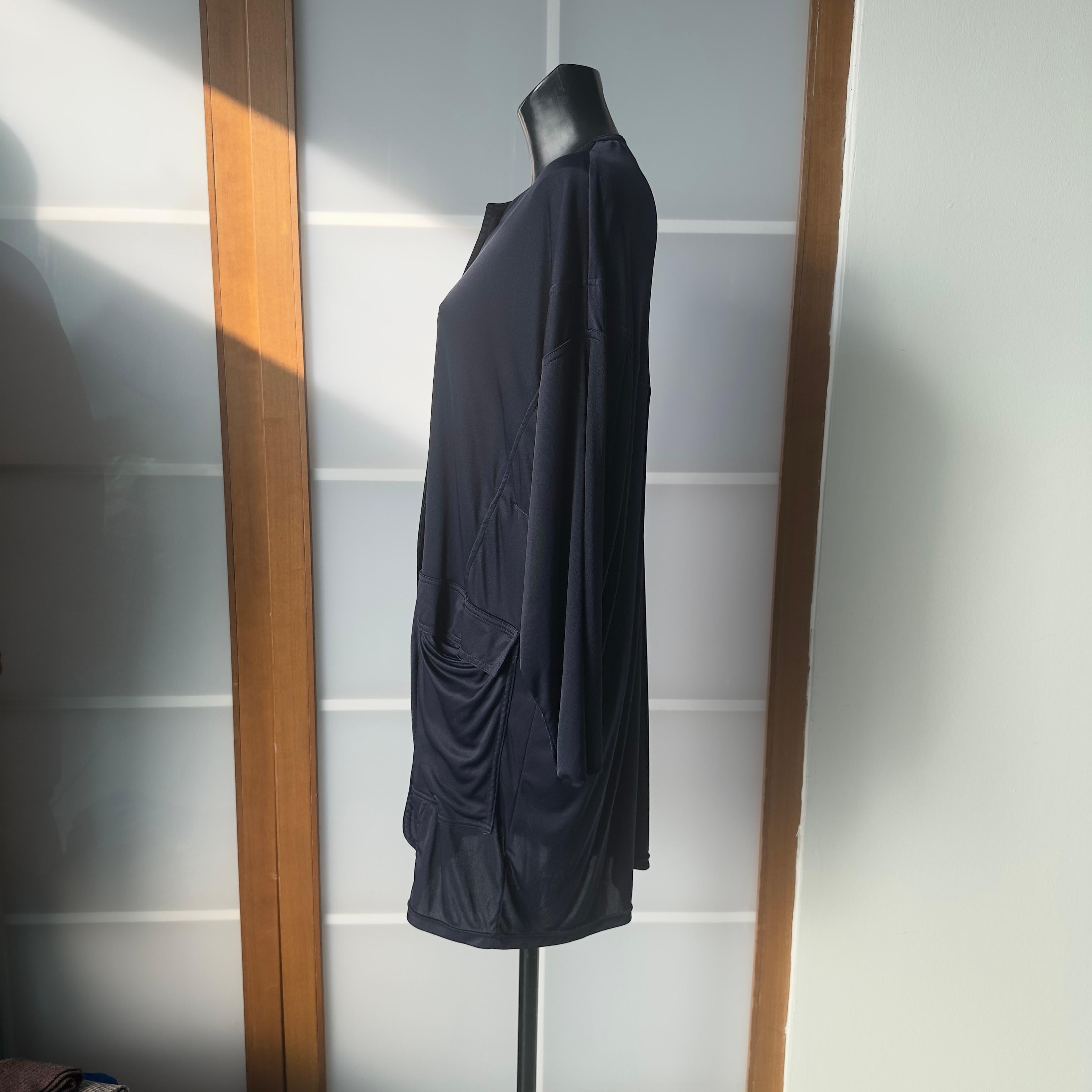 Ein eleganter und seltener nachtblauer Seidenmantel von Dolce & Gabbana aus der Konfektionskollektion Frühjahr/Sommer 2006, der sich durch eine moderne und minimalistische Ästhetik auszeichnet. Das Kleidungsstück hat einen unstrukturierten