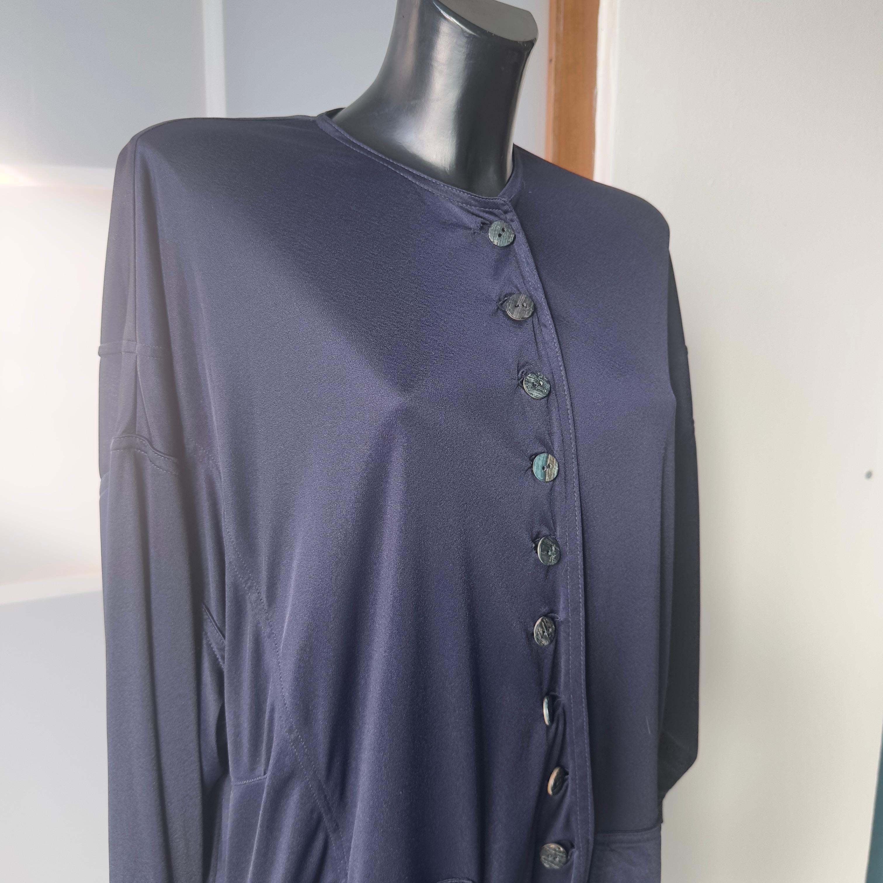 Mitternachtsblauer asymmetrischer Seidenmantel von Dolce & Gabbana, 2000er Jahre im Zustand „Hervorragend“ im Angebot in Basaluzzo, IT
