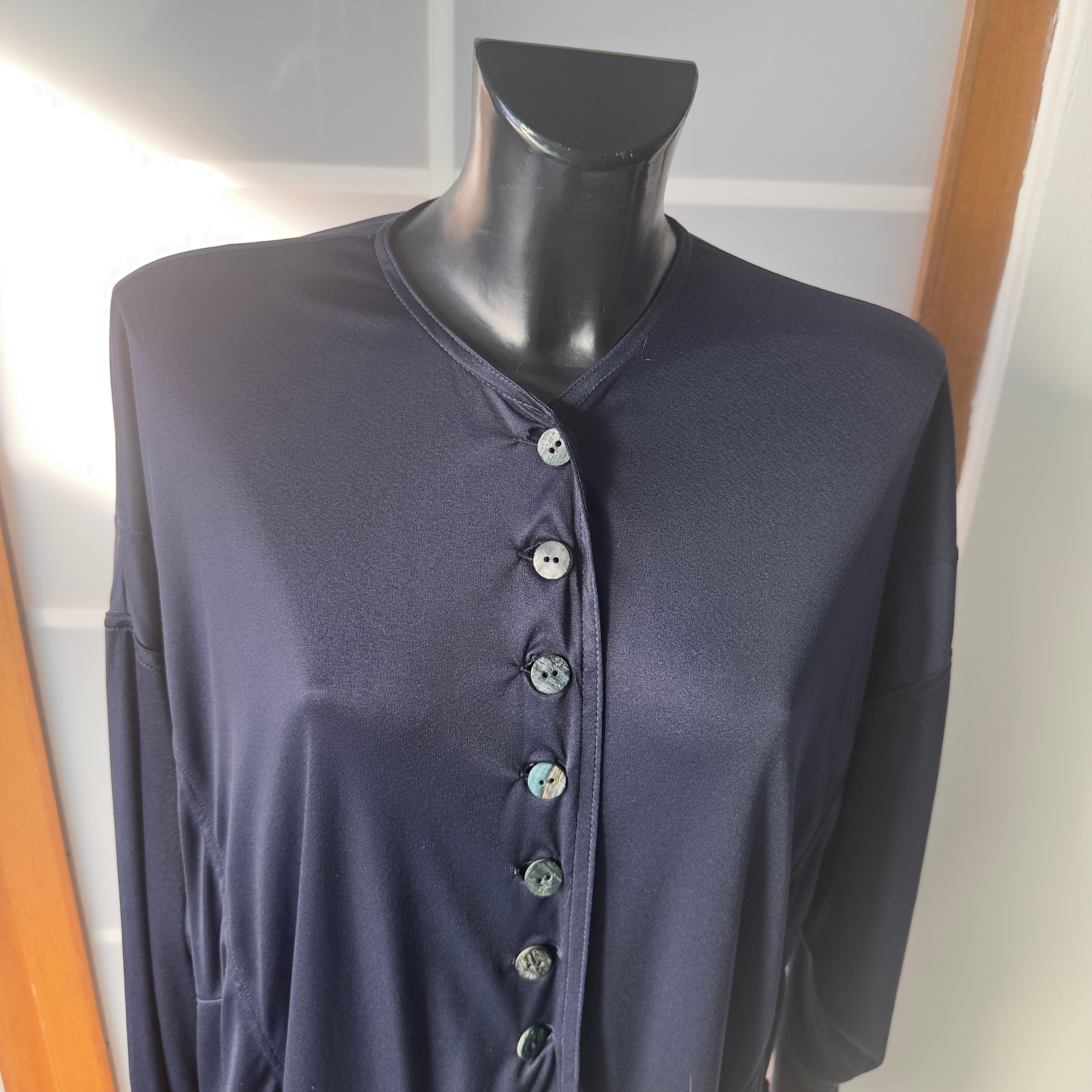 Mitternachtsblauer asymmetrischer Seidenmantel von Dolce & Gabbana, 2000er Jahre im Angebot 2