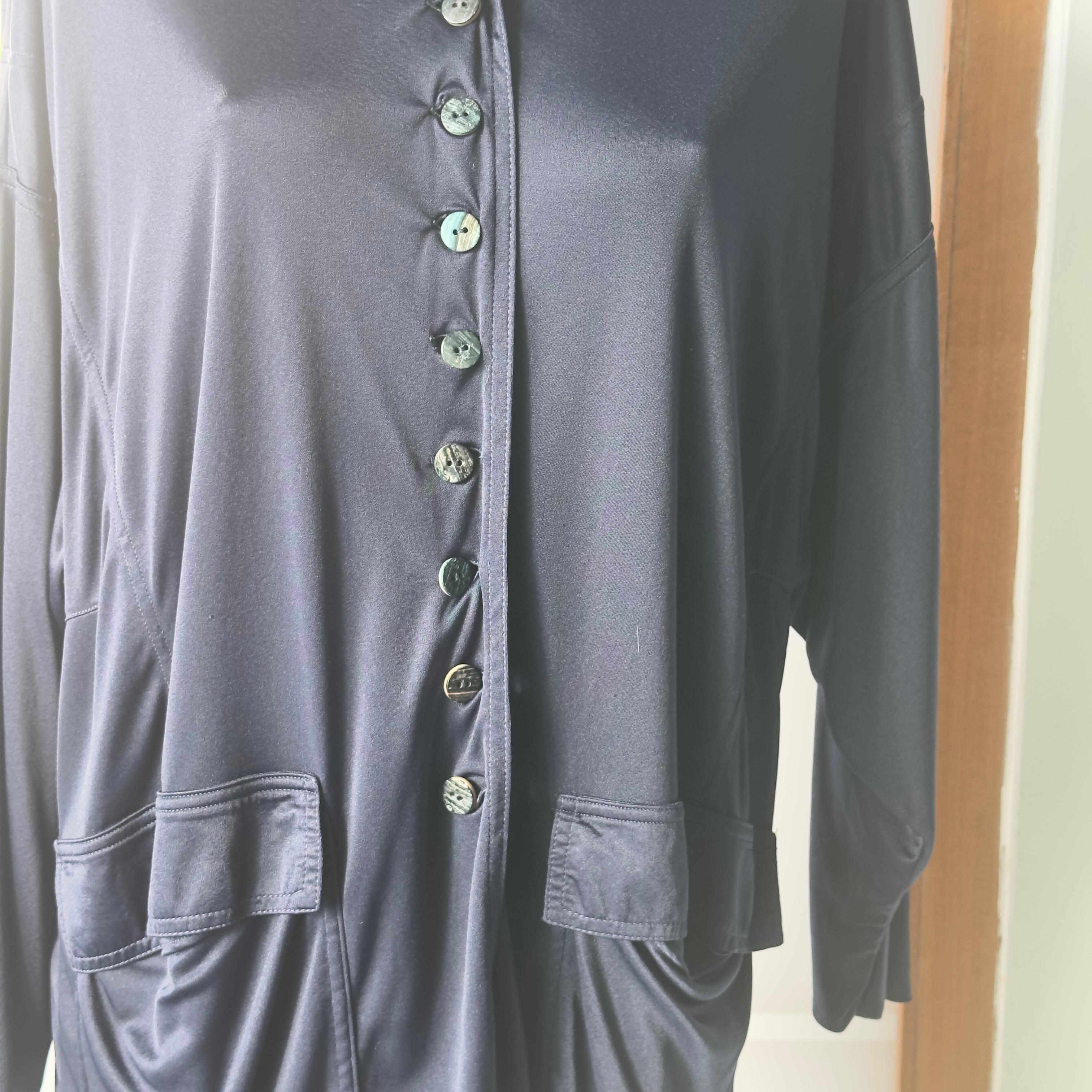 Mitternachtsblauer asymmetrischer Seidenmantel von Dolce & Gabbana, 2000er Jahre im Angebot 3