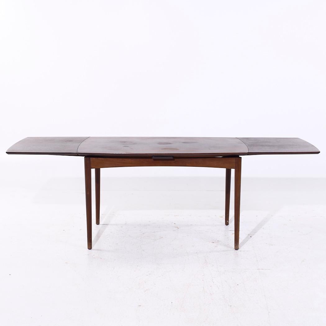 Sorø Stolefabrik Table de salle à manger extensible en palissandre danois du milieu du siècle

Cette table mesure : 51 de large x 33,5 de profondeur x 29,5 de hauteur, avec un dégagement pour les chaises de 27,75 pouces, chaque feuille cachée mesure