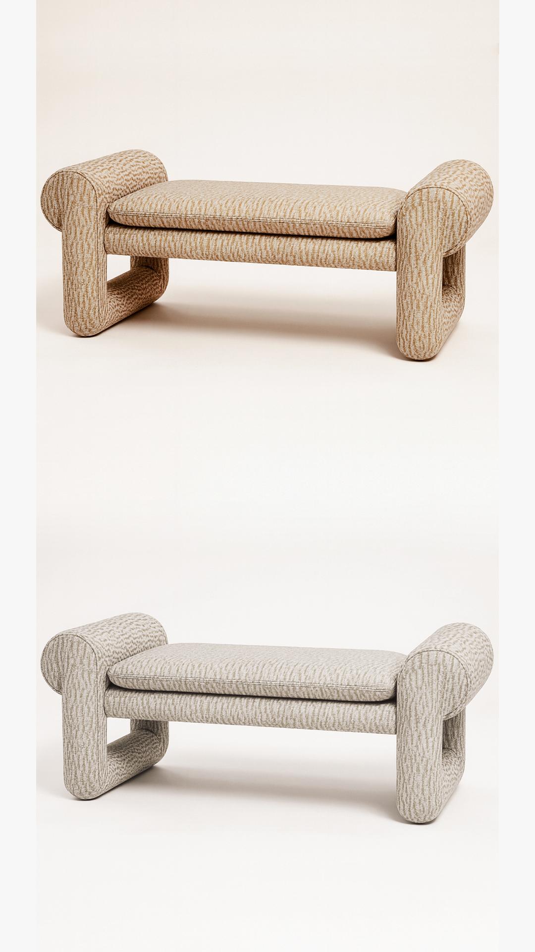 Portugais Banc Sora - Banc élégant entièrement capitonné aux courbes organiques en vente