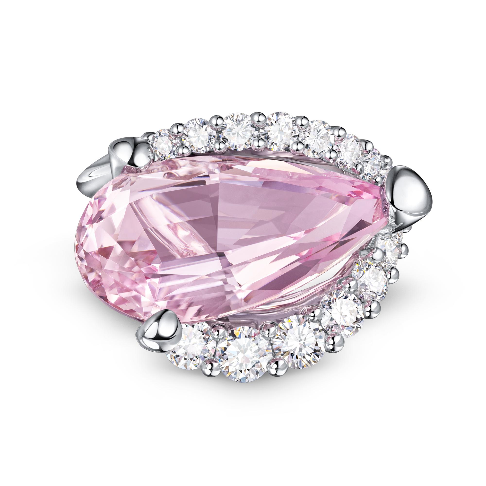 SORA by Ksenia Podnebesnaya presents an 18k white gold ring weighing 16.48 grams with a breathtaking 14.86 carat morganite set with 22 diamonds totaling 1.86 carats in F/VS quality.
The ring's design was inspired by the unique beauty of the