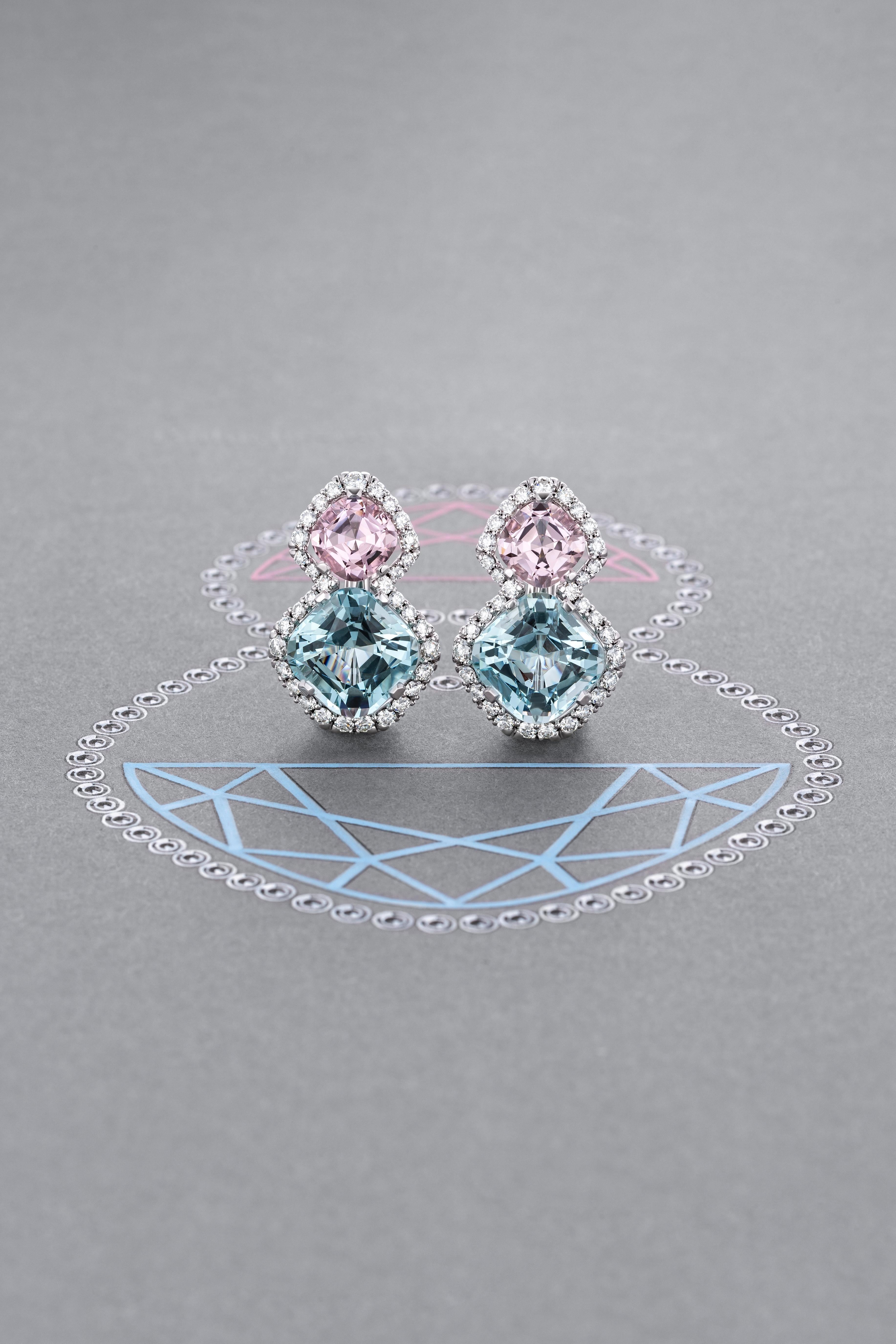 SORA by Ksenia Podnebesnaya présente un superbe chef-d'œuvre de la collection Megapolis - des boucles d'oreilles en or blanc qui reflètent l'essence de la vie urbaine. Ces boucles d'oreilles en or blanc 18 carats associent harmonieusement