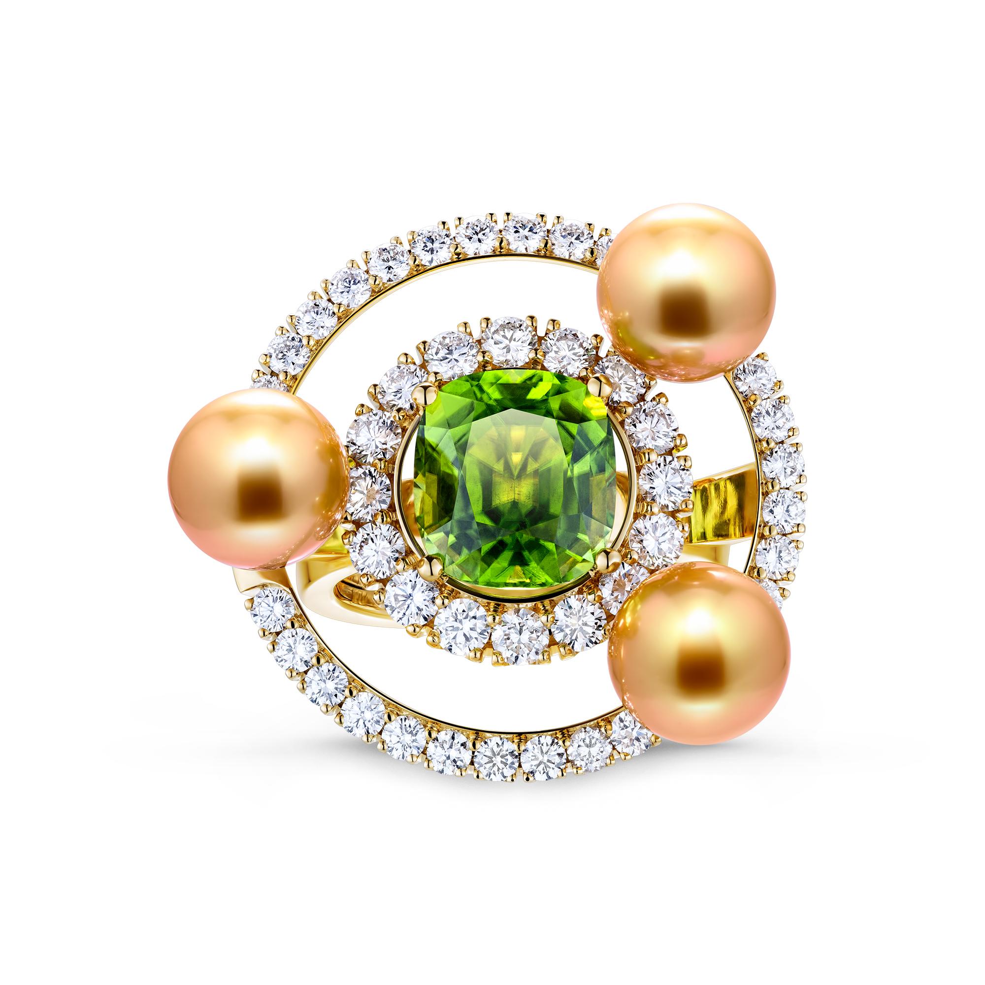 SORA by Ksenia Podnebesnaya presenta una pieza exquisita: un anillo de oro amarillo que encarna la armonía perfecta entre las formas esféricas y geométricas. 
En el centro del anillo hay un brillante peridoto de 6,00 quilates, cuya talla crea un