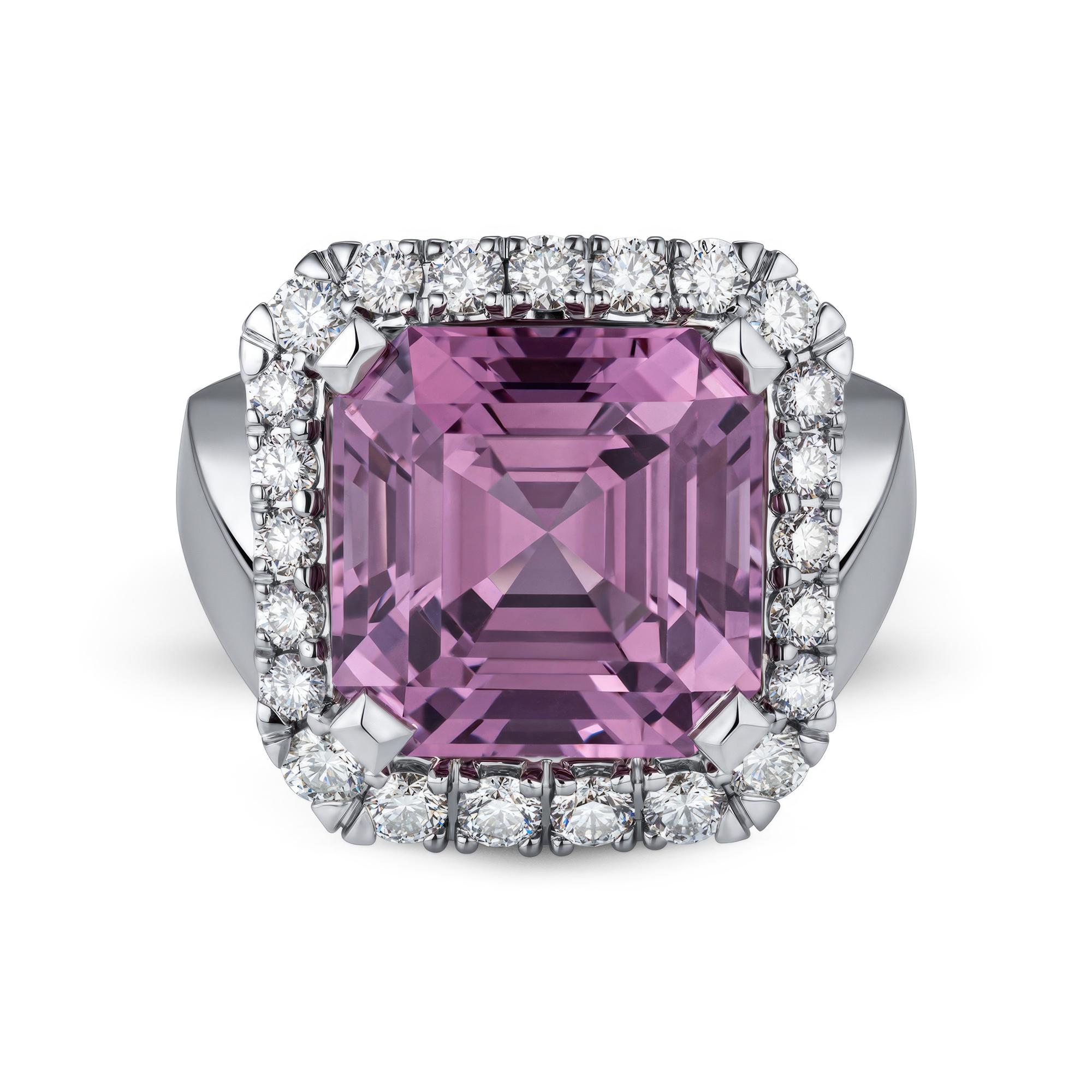 SORA by Ksenia Podnebesnaya präsentiert ein atemberaubendes Meisterwerk aus der Kollektion Megapolis - einen Ring aus Weißgold, der die Essenz des urbanen Lebens widerspiegelt. Dieser Ring aus 18 Karat Weißgold vereint harmonisch einen prächtigen