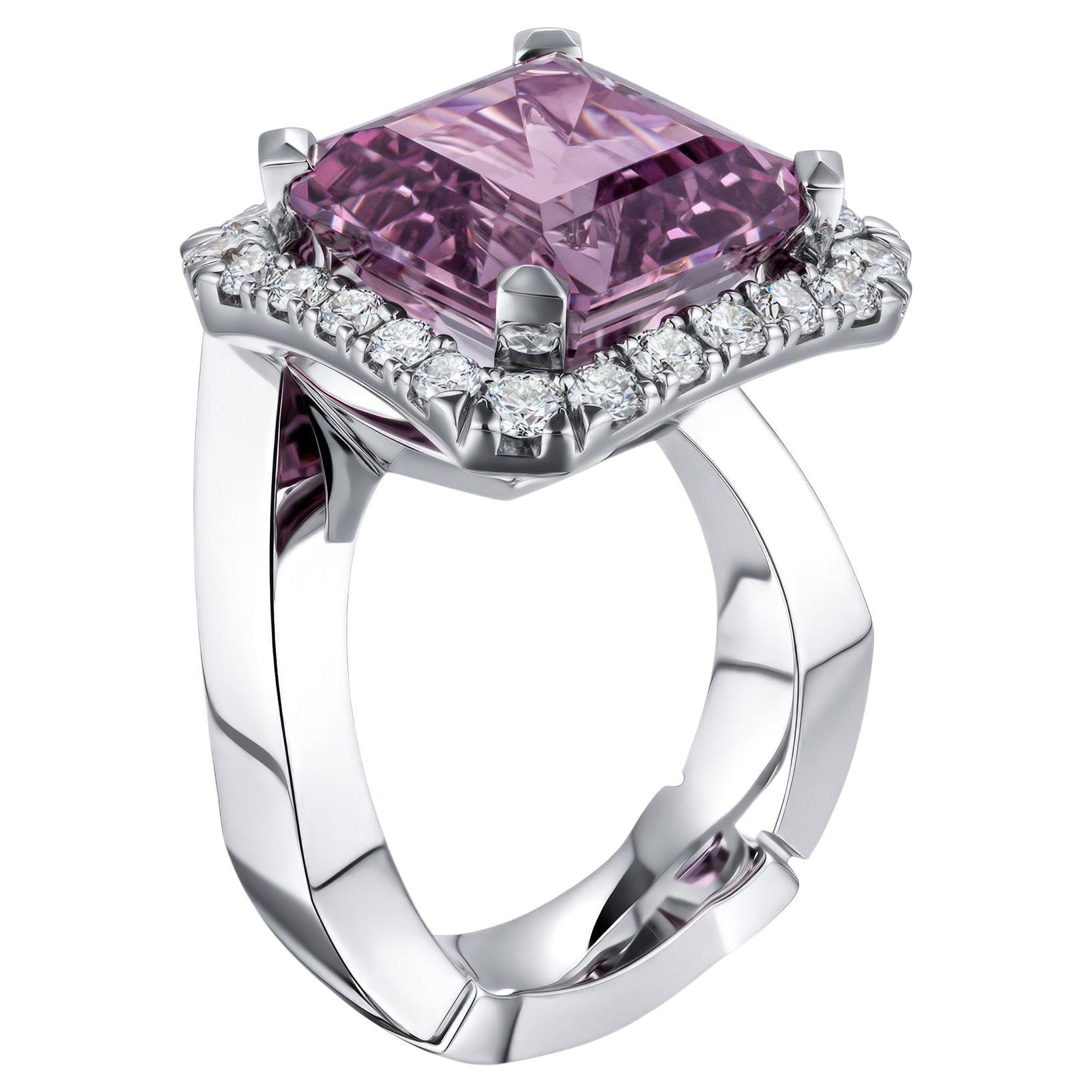 SORA de K.P. "Megapolis" Anillo de oro blanco con diamante espinela de 10,20 quilates