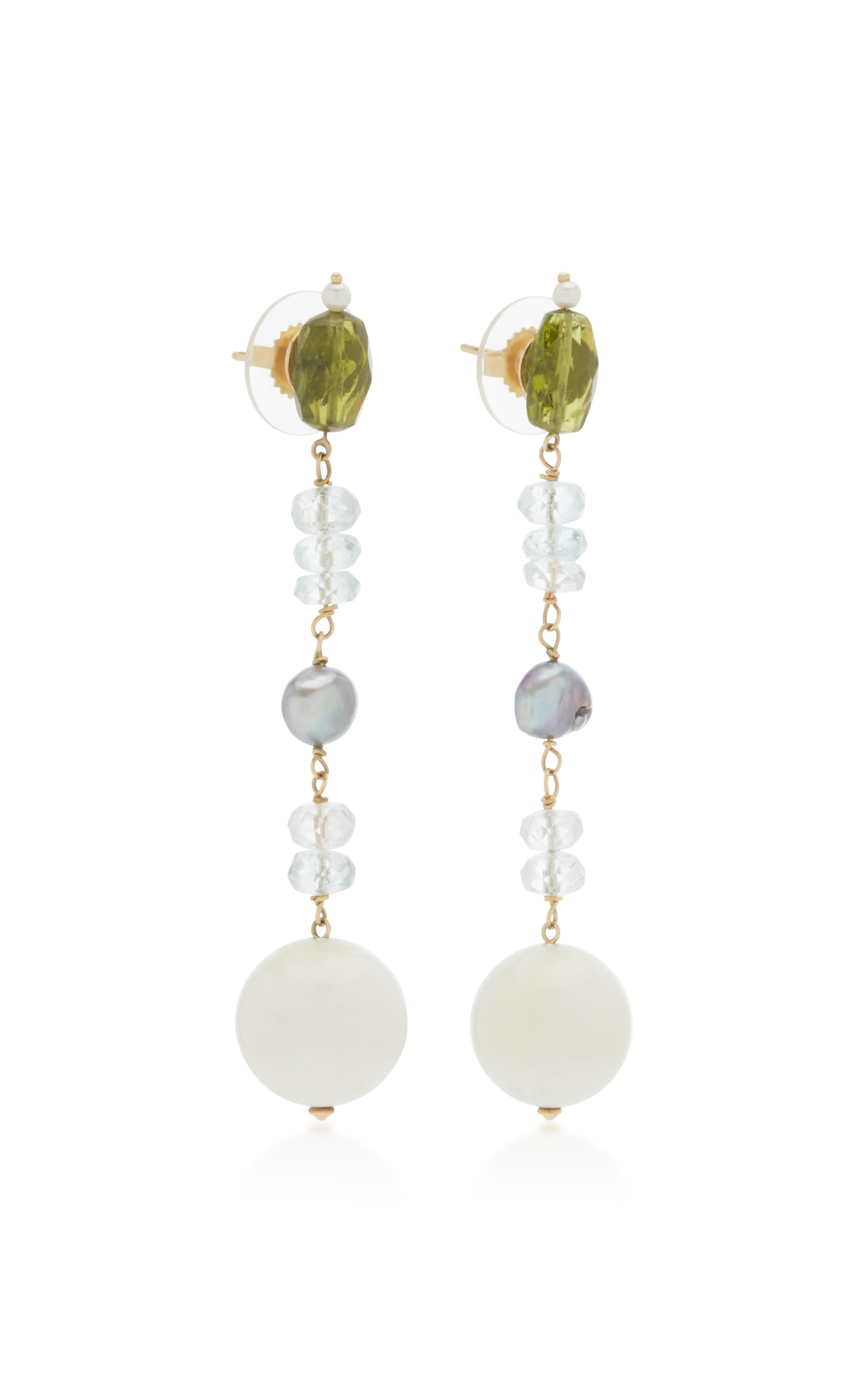 A pair of faceted Peridot Earring with pearl top and posts with a faceted aqua bead chain & gray pearl accent & a round Kocholong bead dangle. Set in 18 karat yellow gold, signed Sorab & Roshi.
Pe=8 cts., Aq= 8 cts.
3
