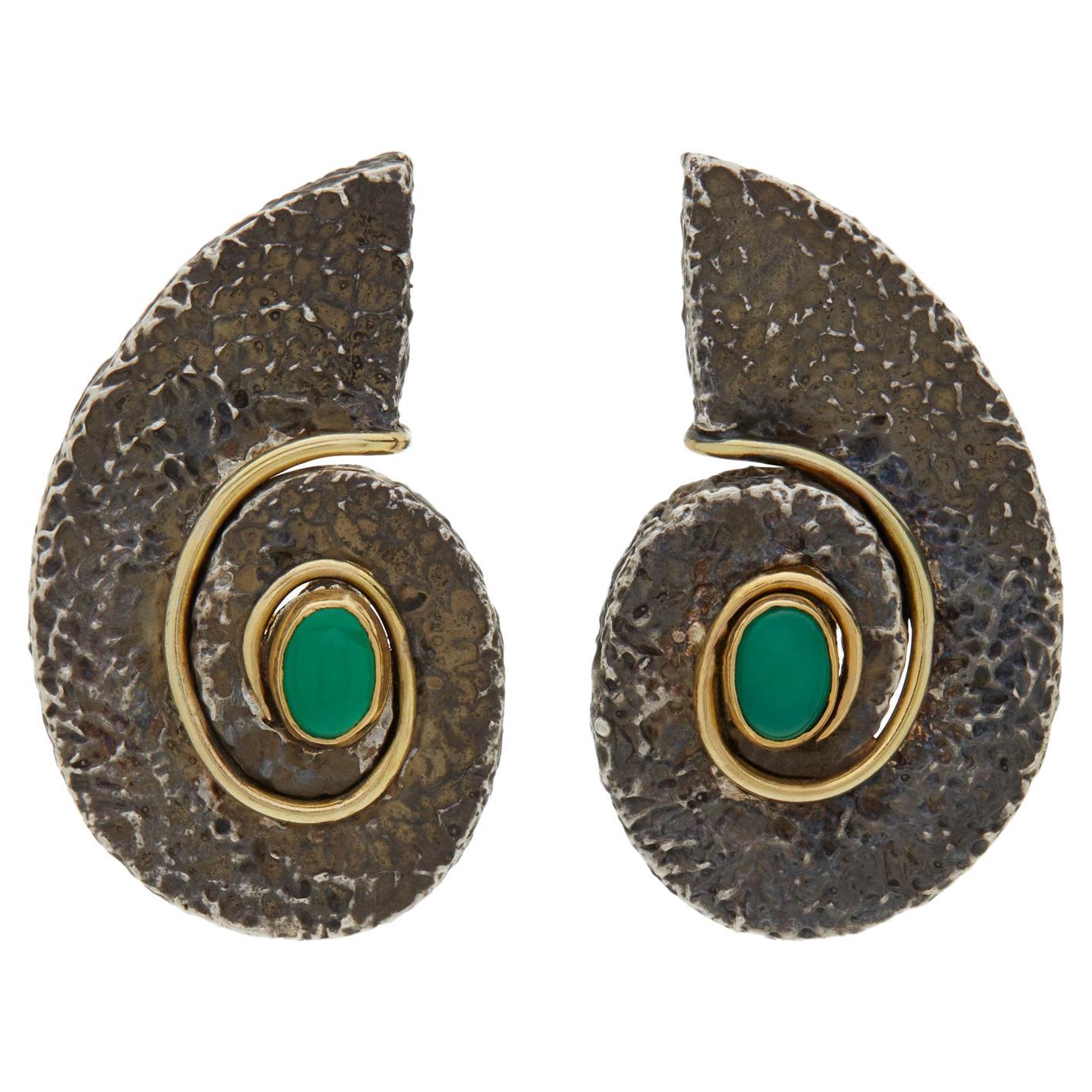 Silber-Ohrringe mit Schnörkeln von Sorab & Roshi und grünem Onyx im Angebot