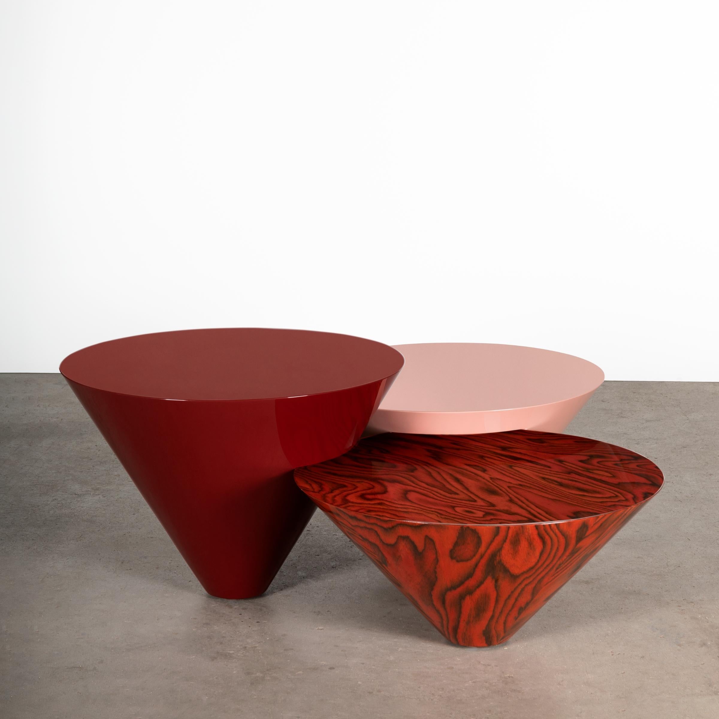 Like a nomadic waltz, Sorbet Center Table describes a rhythmical combination of geometrical volumes showcasing distinct heights.
All is crystallized into alluring conical shapes, revolving around three edges.
The forceful tercet may be emphasized by