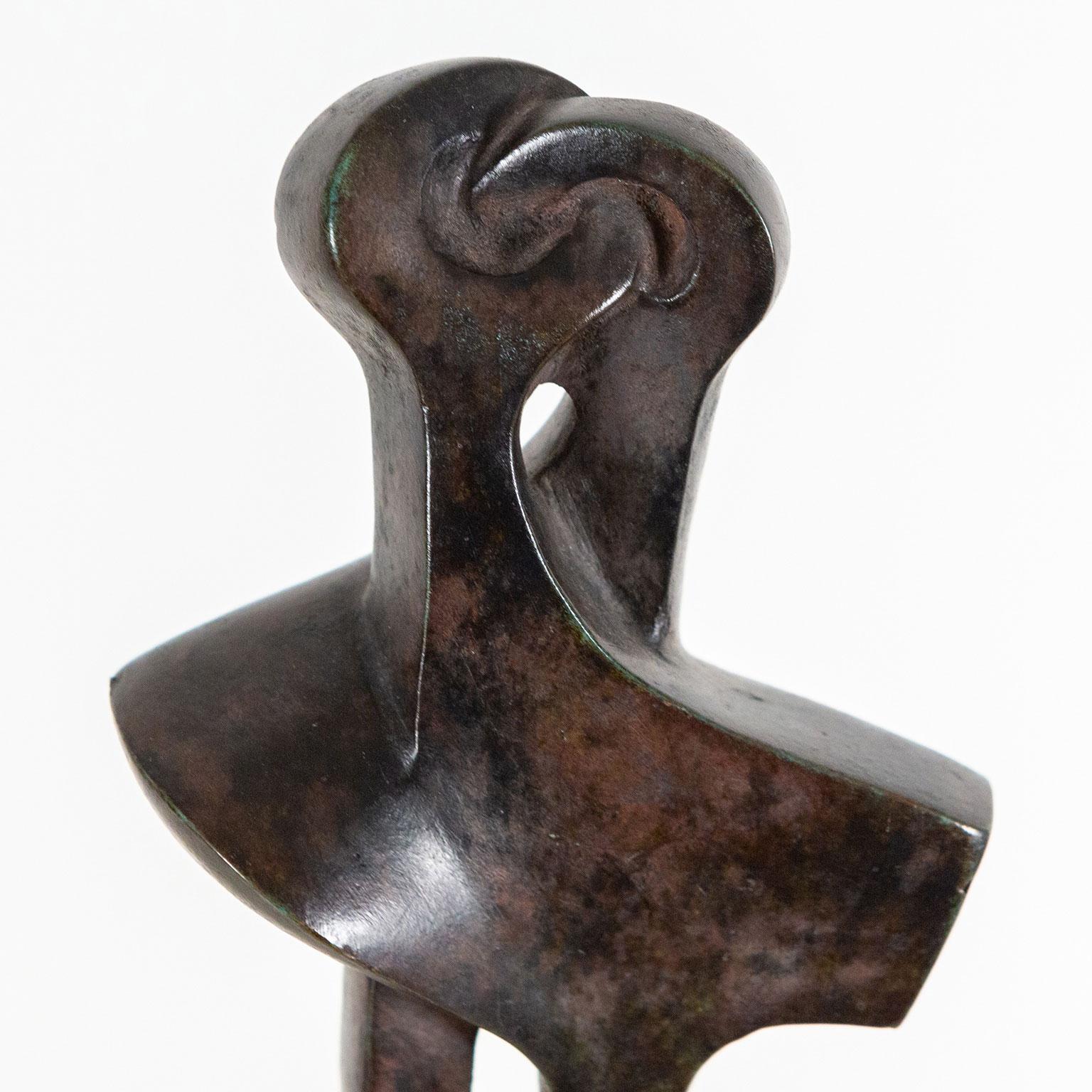 Sorel Etrog (1933 - 2014) est sans doute le sculpteur le plus célèbre du Canada. Reconnu comme un pionnier de la sculpture publique, l'œuvre d'Etrog est aujourd'hui appréciée à des coins de rue emblématiques dans le monde entier, à Toronto, à