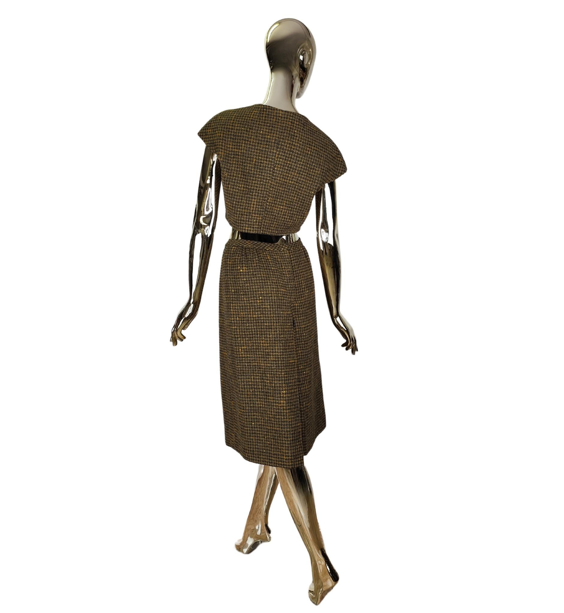 Sorelle Fontana Export vest top and skirt set
1960s
Wool
Lined
Hook and string closure on top

No size label
Top measurements:
bust 97 cm - 38 in
waist 78 cm - 30.5 in
length 40 cm - 16 in

Skirt measurement:
waist 68 cm - 27 in
hips 98 cm - 38.5