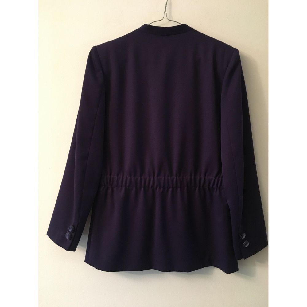 Vintage Wool Blazer in Purple

Sorelle Fontana jacket. In wool with details lined inside. Size 42. Measures 42cm shoulders, 46cm bust, 72cm long and 60cm sleeves. Front button closure. Excellent condition, no defects to report.

General
