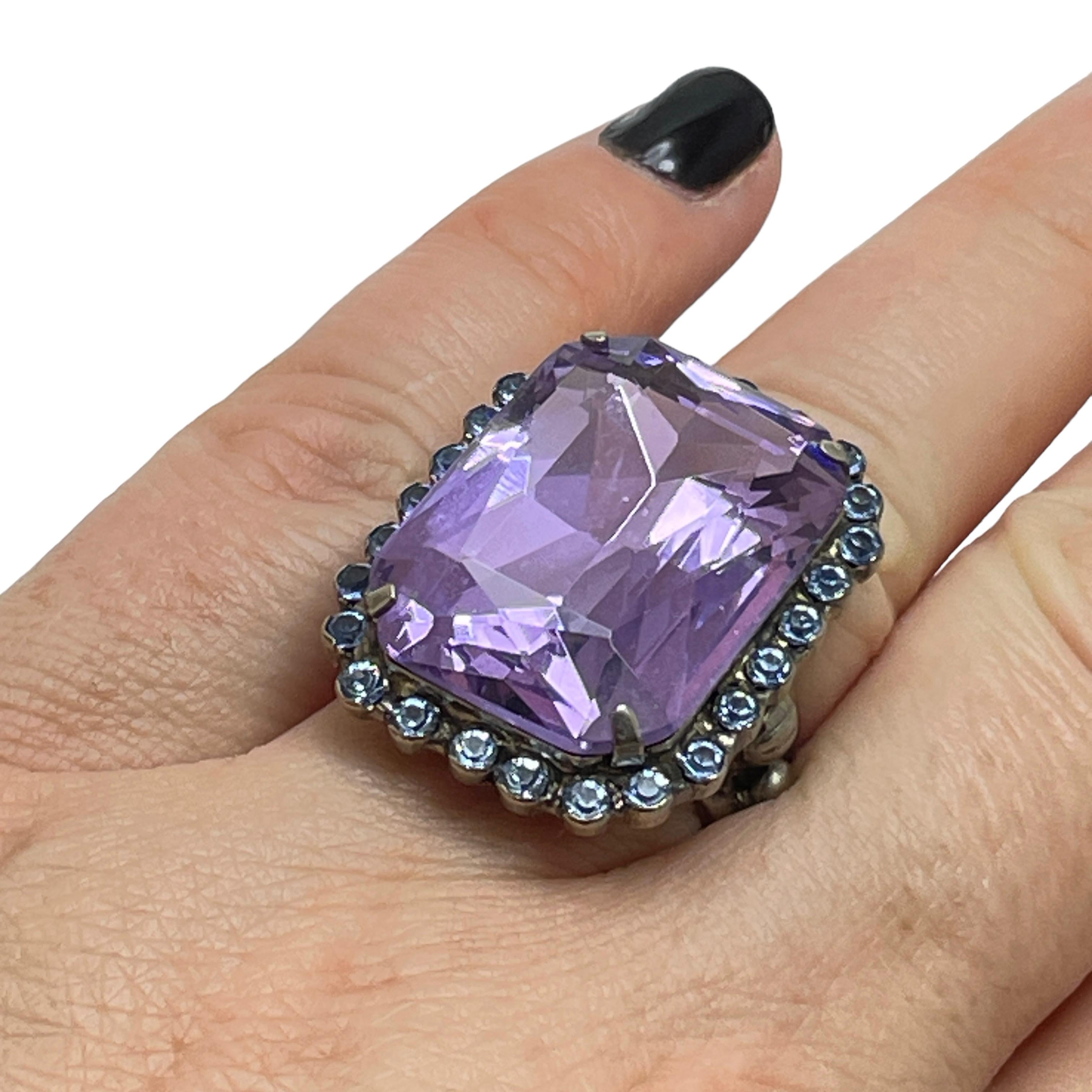 DETTAGLI

- firmato SORELLI

- tono argento con pietre in vetro

- anello vintage di design

MISURE

- regolabile

CONDIZIONE

- eccellenti condizioni vintage con minimi segni di usura

❤️❤️ GIOIELLI VINTAGE DI DESIGN ❤️❤️
❤️❤️ BOUTIQUE DI ALEXANDER