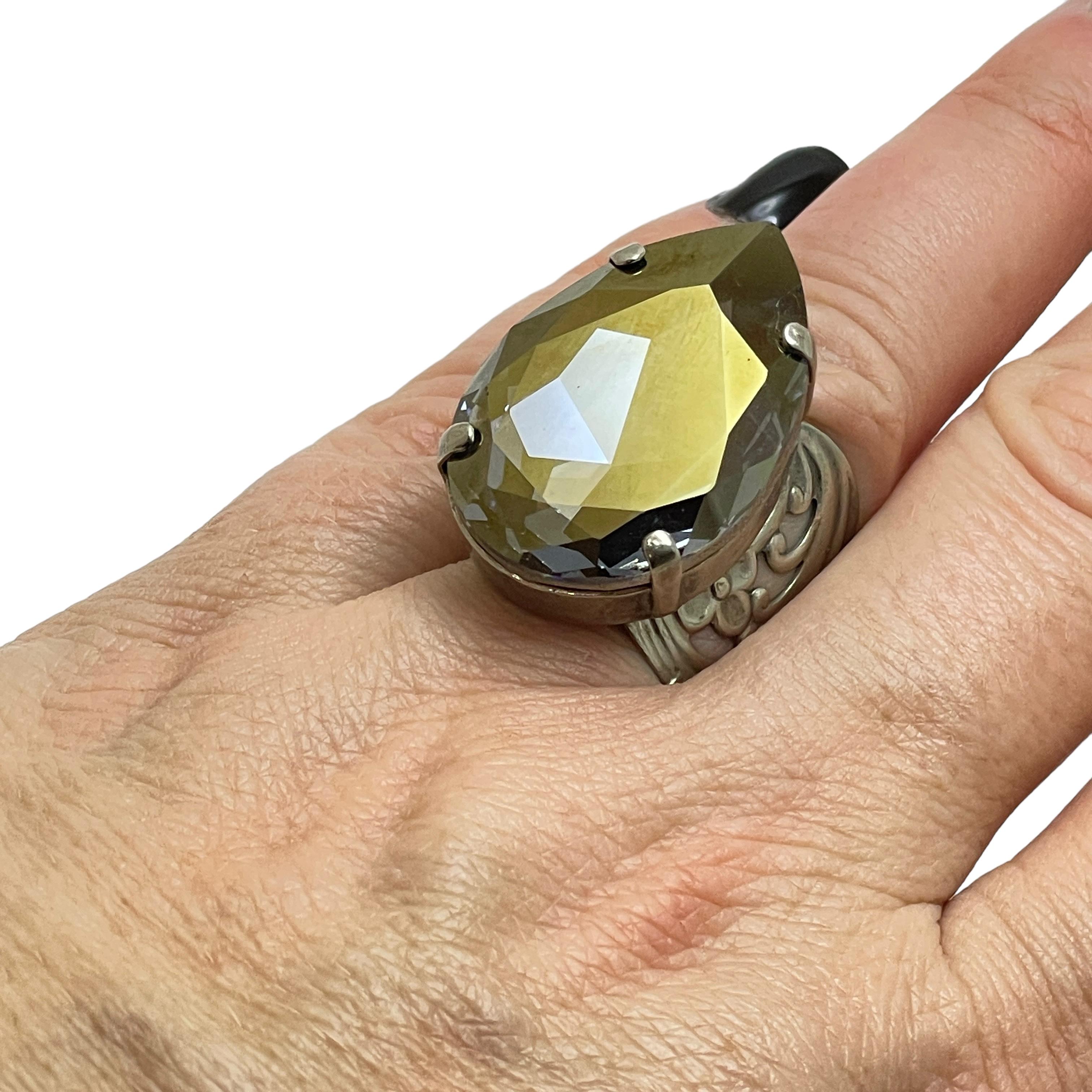 DETAILS

- • unterzeichnet SORELLI

- • silberfarben mit Glassteinen

- • Vintage-Designer-Ring

MASSNAHMEN

- • einstellbar

CONDIT

- • ausgezeichneter Vintage-Zustand mit minimalen Gebrauchsspuren

❤️❤️ VINTAGE-DESIGNER-SCHMUCK ❤️❤️
❤️❤️
