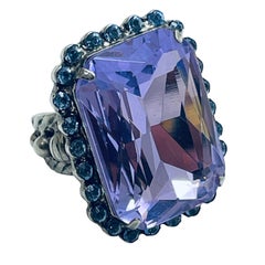 Anillo de pasarela de diseño firmado por SORELLI en tono plateado con piedras de cristal
