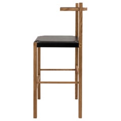 Tabouret de bar Soren en frêne teinté canneberge et cuir noir