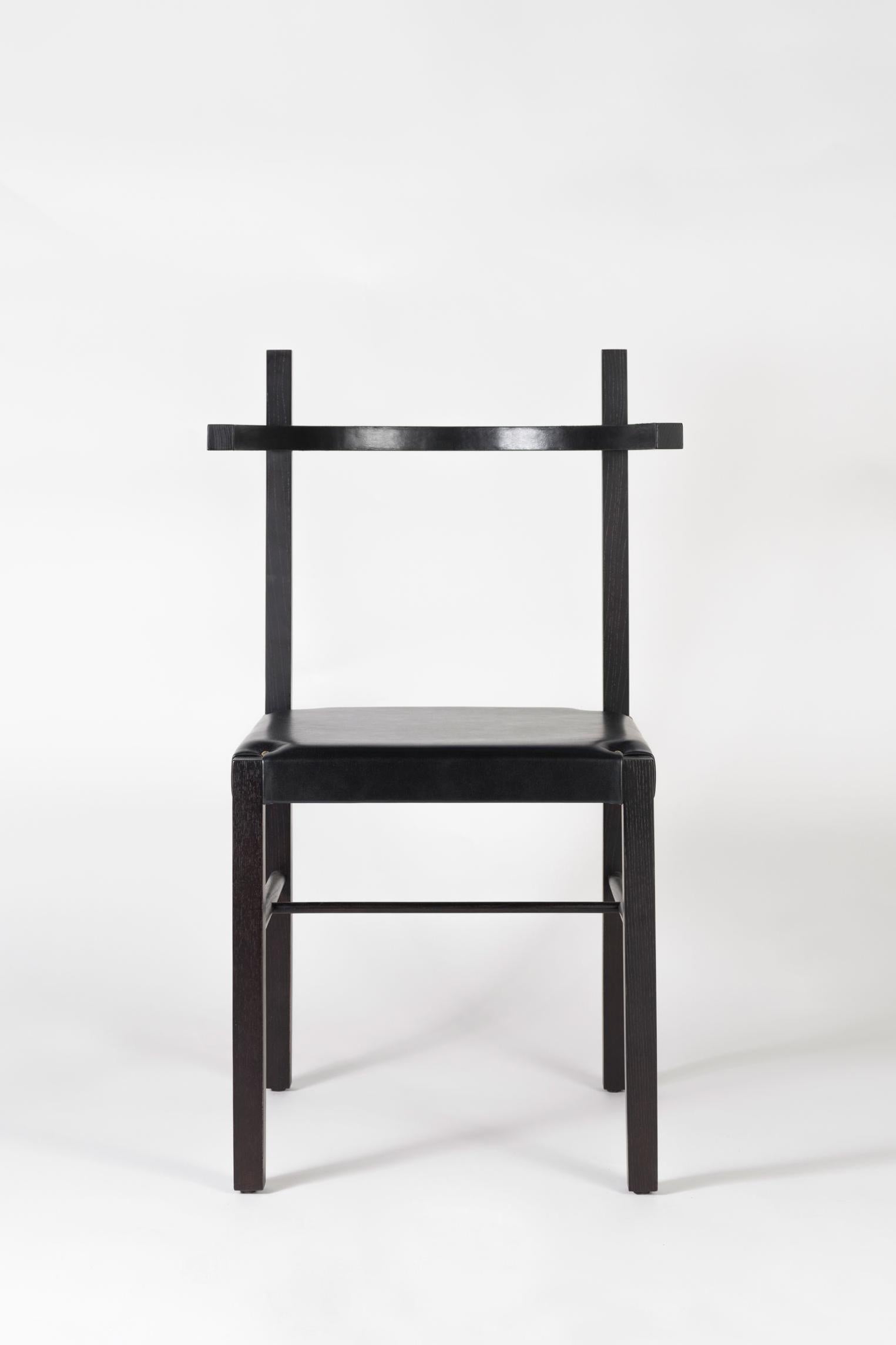 The Soren chair celebrates a minimal aesthetic as well as the natural beauty of its materials, wood and leather. The chair’s back rest is a bold circular arch that is lined with a strip of black leather on its inner face, and fits seamlessly into