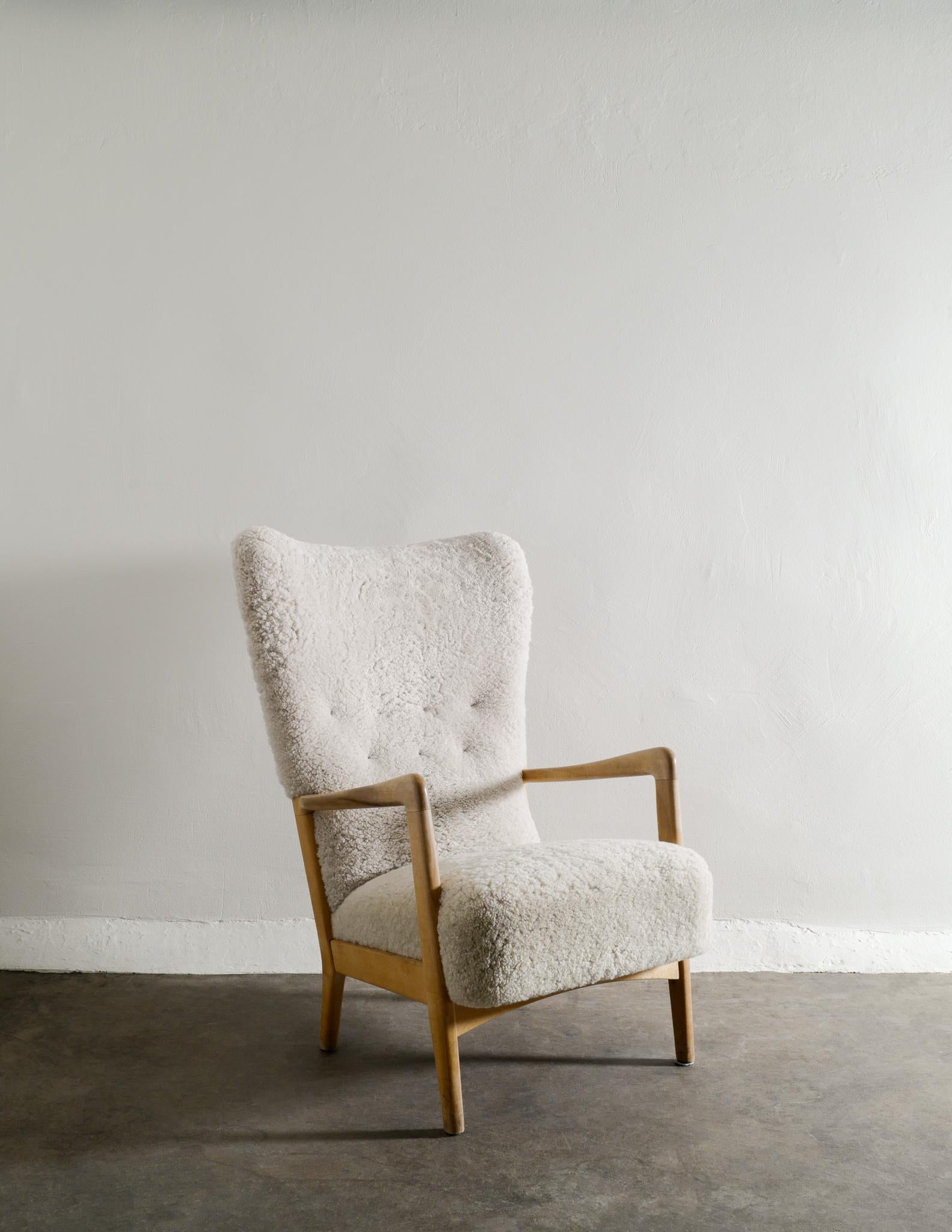 Scandinavian Modern Soren Hansen Armchair in Beech and Sheepskin Produced by Fritz Hansen, 1940s