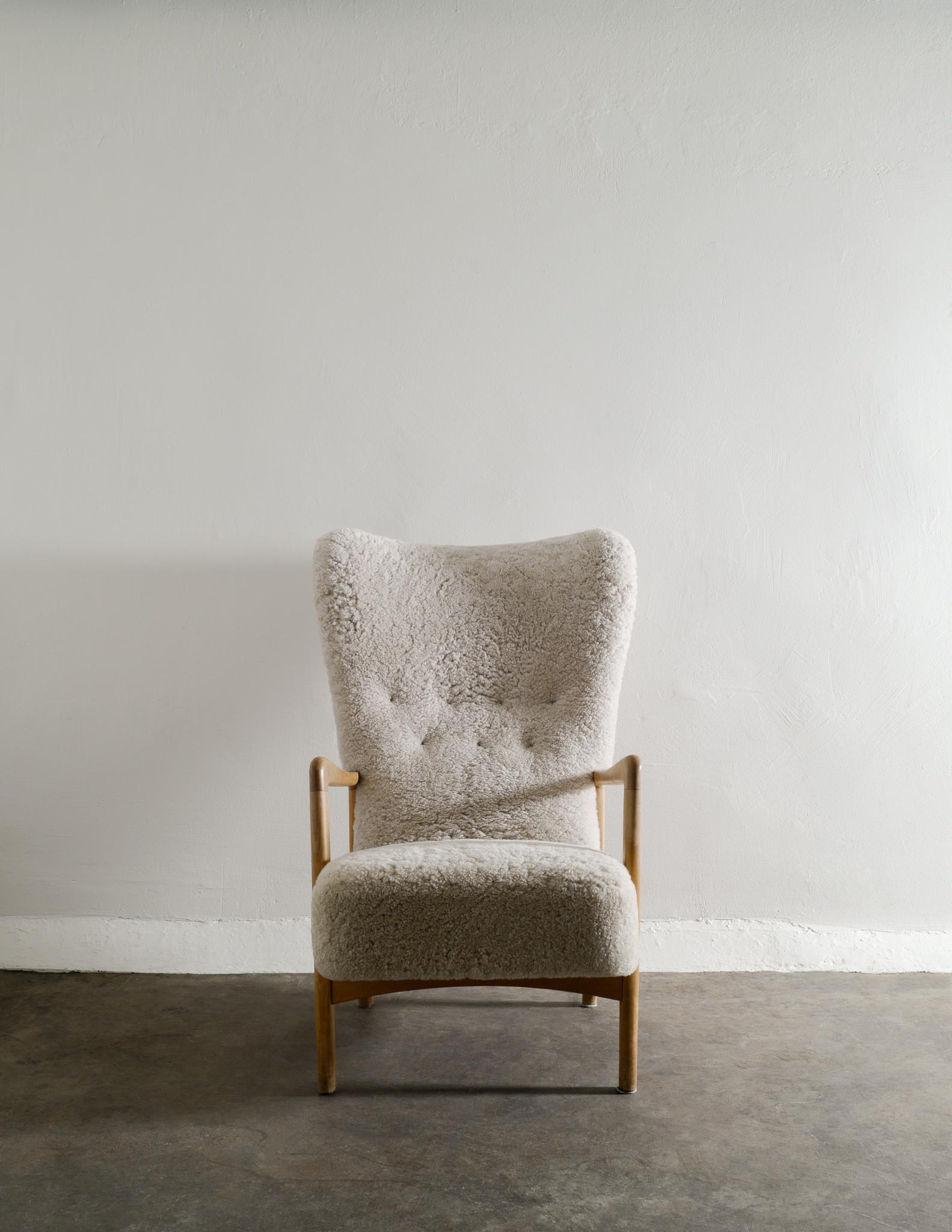 Soren Hansen Armchair in Beech and Sheepskin Produced by Fritz Hansen, 1940s In Good Condition In Stockholm, SE