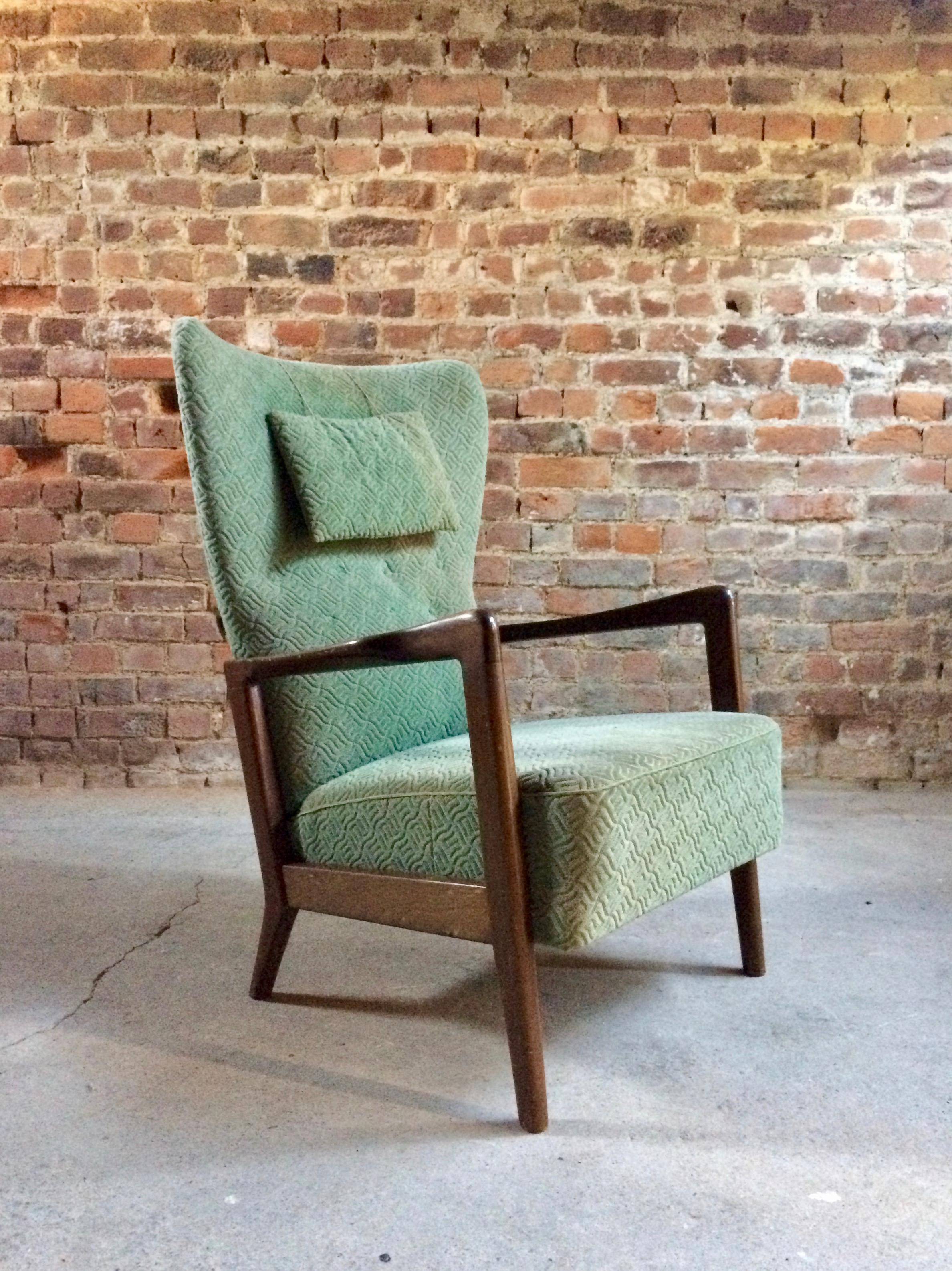 Magnificent Soren Hansen high wingback lounge chair by Fritz Hansen dating from the 1950s, the chair is offered in original condition with a gorgeous stained beech frame and classic green upholstery, high backrest, original high quality wool