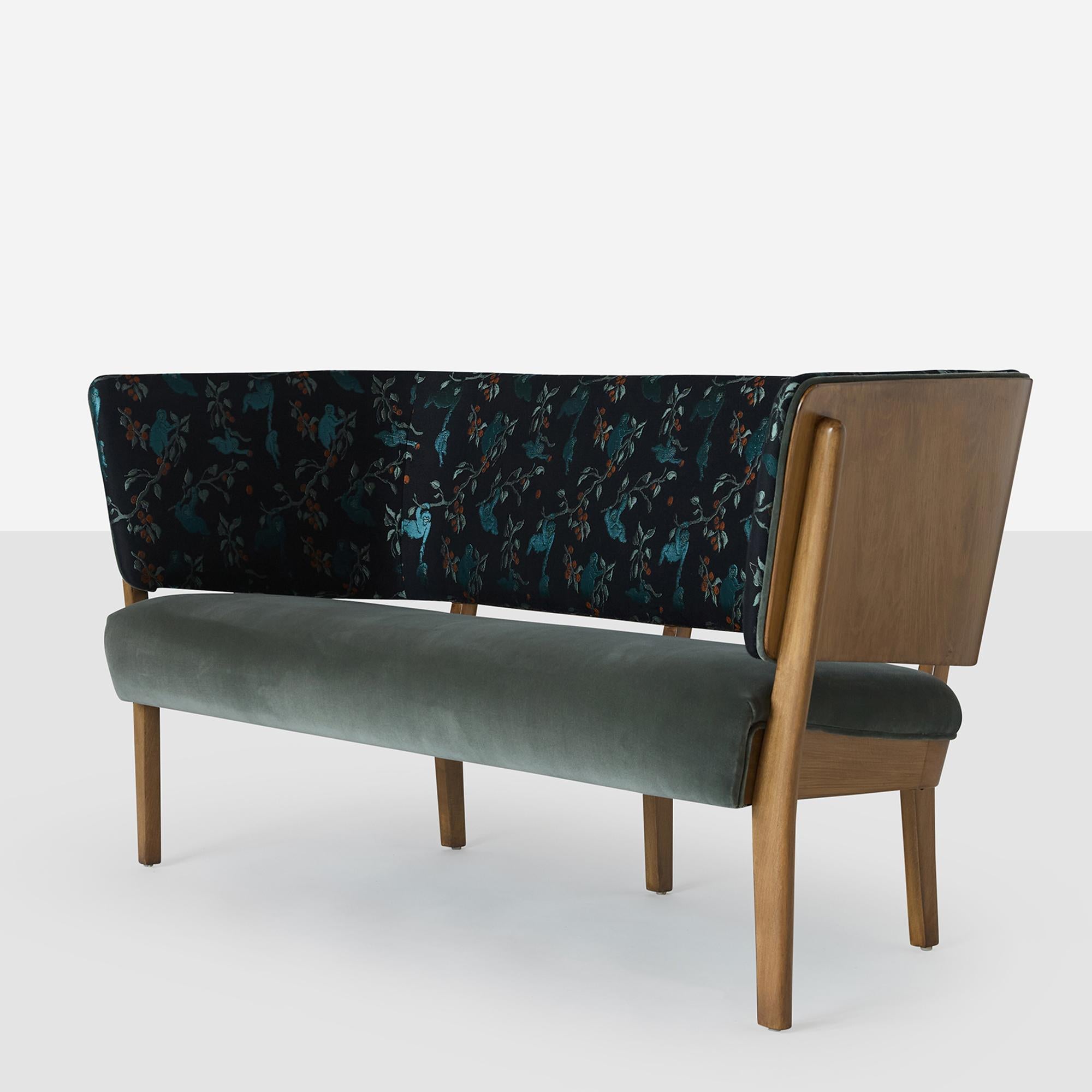 Un divano con struttura in faggio, modello 2240, completamente restaurato, progettato da Soren Hansen per Fritz Hansen. Lo schienale è rivestito in tessuto Zak + Fox, Saru in blu, mentre il tessuto della seduta è Manuel Canovas, Rivoli, in color