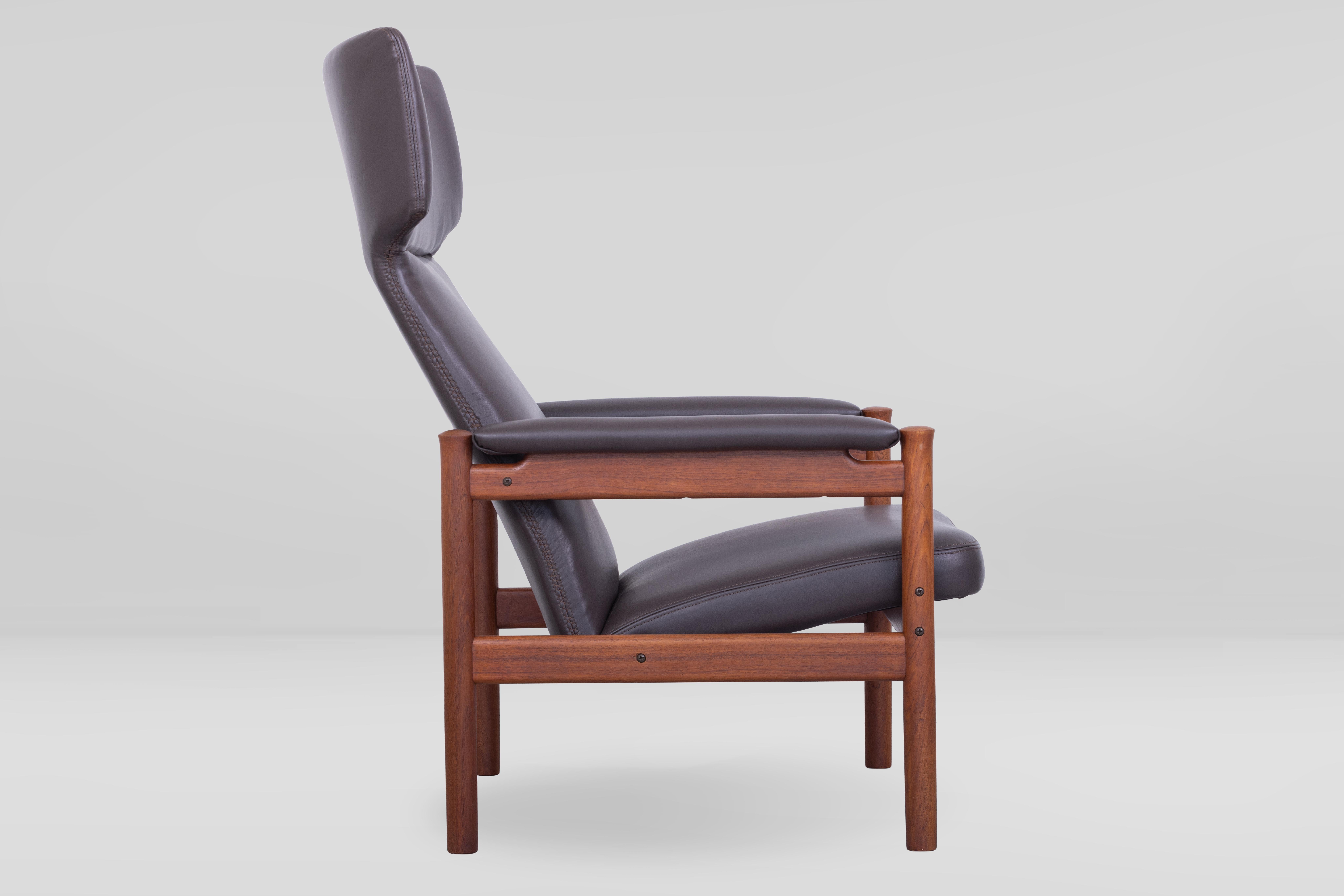 Rare wingback easy chair Model 4365, designed by Soren Hansen, produced by Frtiz Hansen, Denmark 1960.
Completely restored, teak and top end quality italian leather.