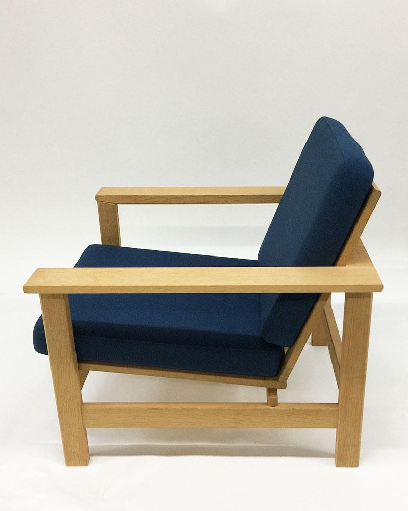 Oak Lounge Chair by Soren Holst for A/S Fredericia Stolefabrik Denmark, 1980s

Oak wooden lounge chair with armrests and blue fabric upholstery
Design by Soren Holst
Model number is 2551
Serie number is 893
The measurements are 76 cm square and in