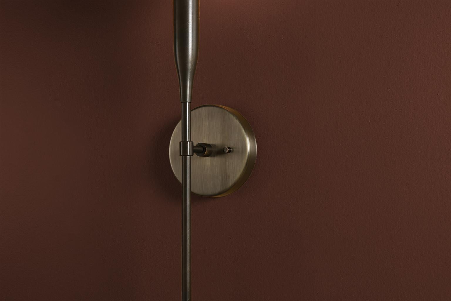 Lámpara Sorenthia de Studio Dunn, Lámpara de pared lineal contemporánea en venta 3