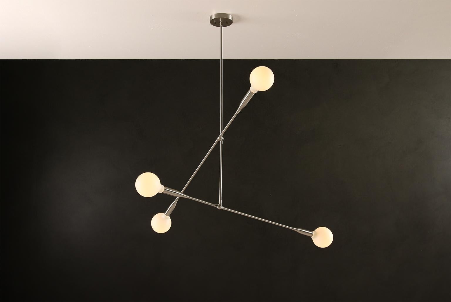 La lámpara de 2 brazos Sorenthia es un colgante moderno y lineal con líneas atrevidas y elegantes y un espectacular espacio negativo. La luminaria a medida incorpora un elemento orgánico en su lenguaje de diseño, con brazos largos y extensibles que