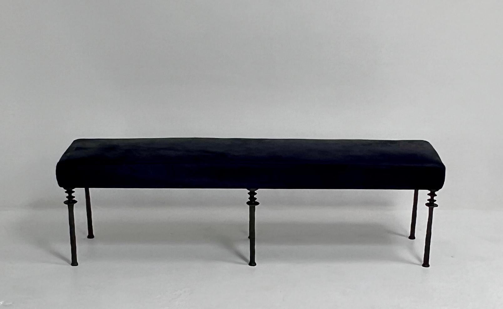 Le banc Sorgue de Bourgeois Boheme Atelier témoigne d'un savoir-faire et d'un design exquis. Inspiré par le travail de Diego Giacometti, il comporte six pieds en bronze au silicium élégamment coulés qui constituent une base à la fois solide et