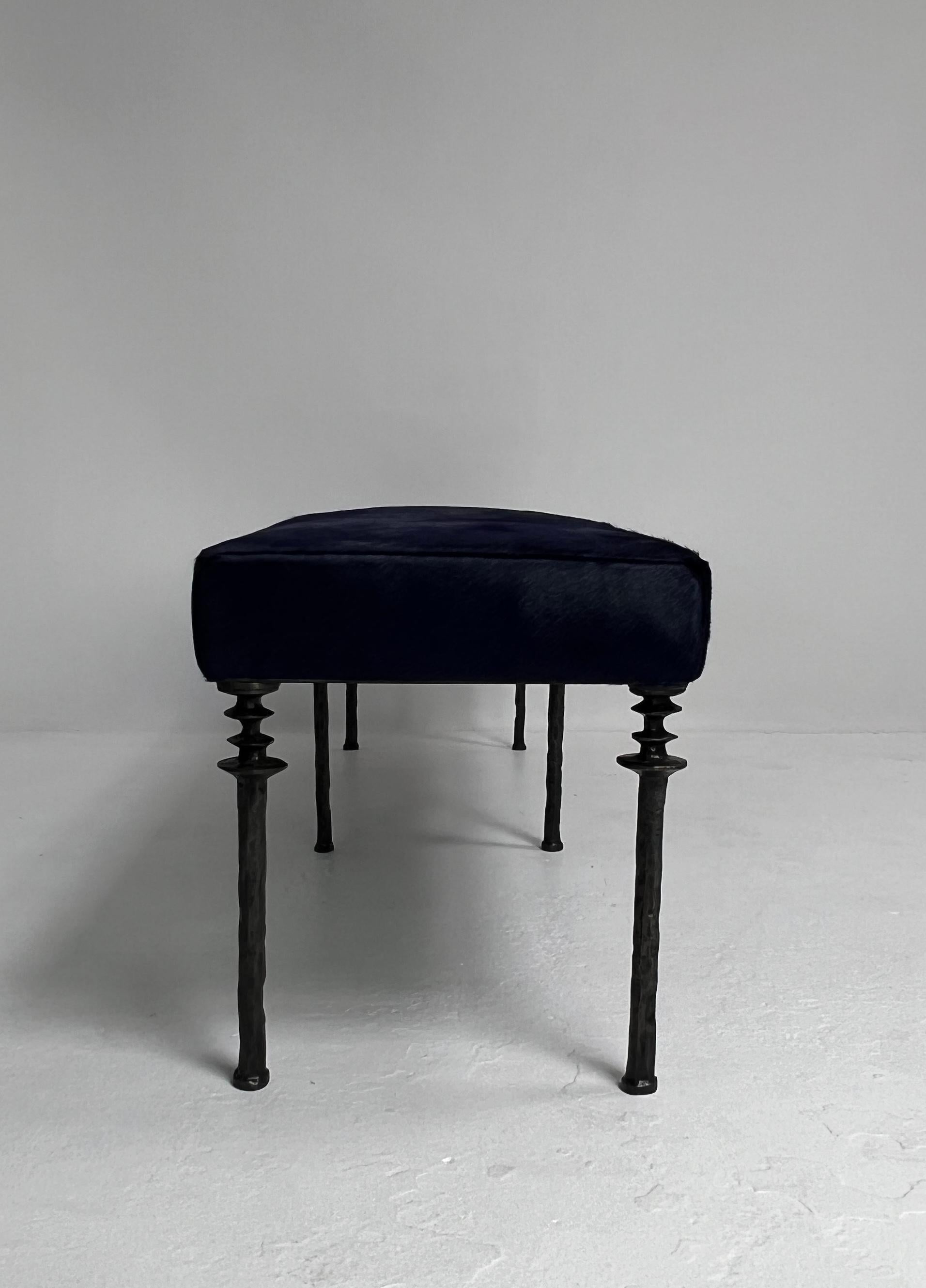 Organique Banc Sorgue, cuir de vache bleu, pieds en bronze siliconé Bourgeois Boheme Atelier en vente