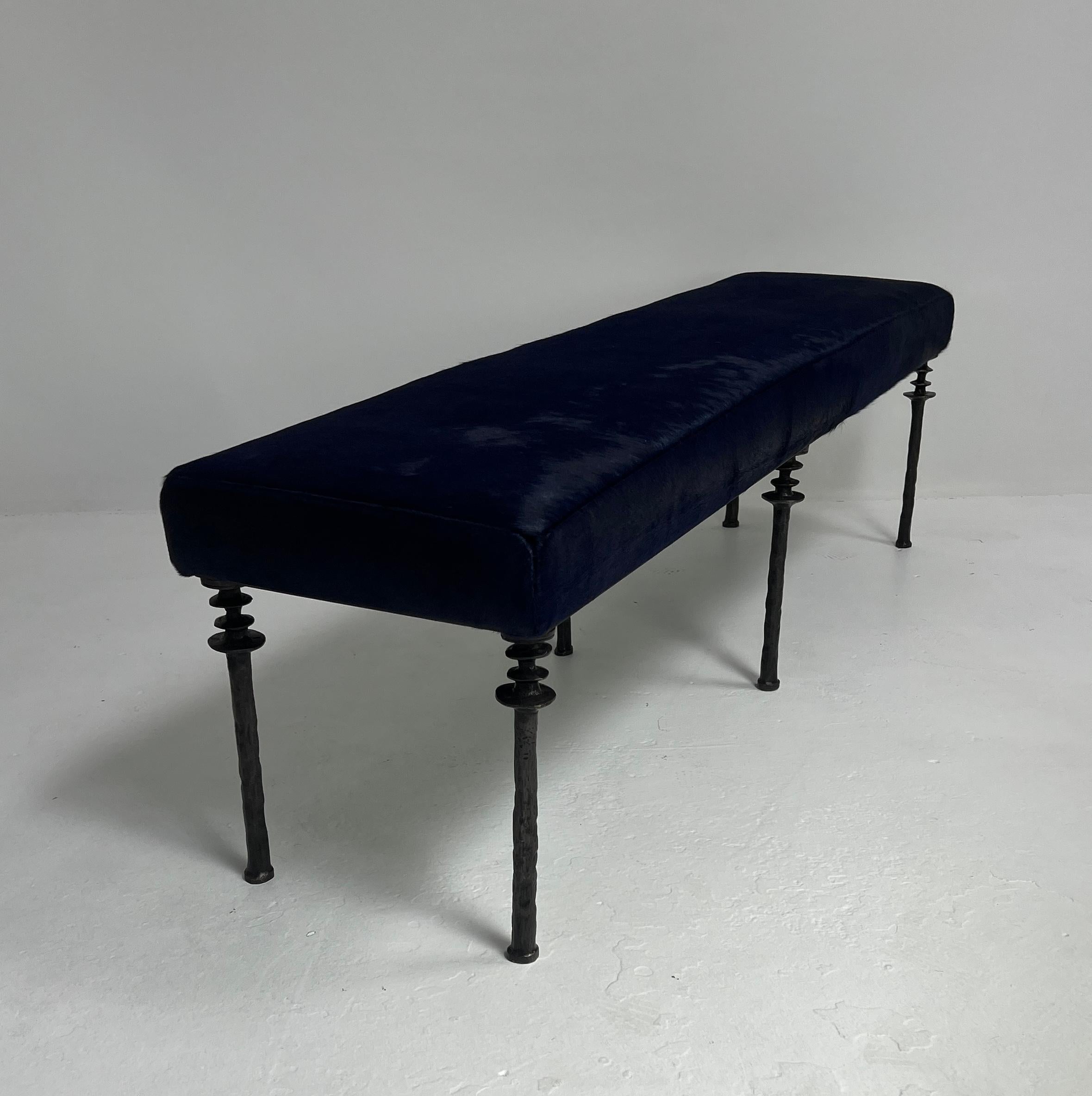 Américain Banc Sorgue, cuir de vache bleu, pieds en bronze siliconé Bourgeois Boheme Atelier en vente