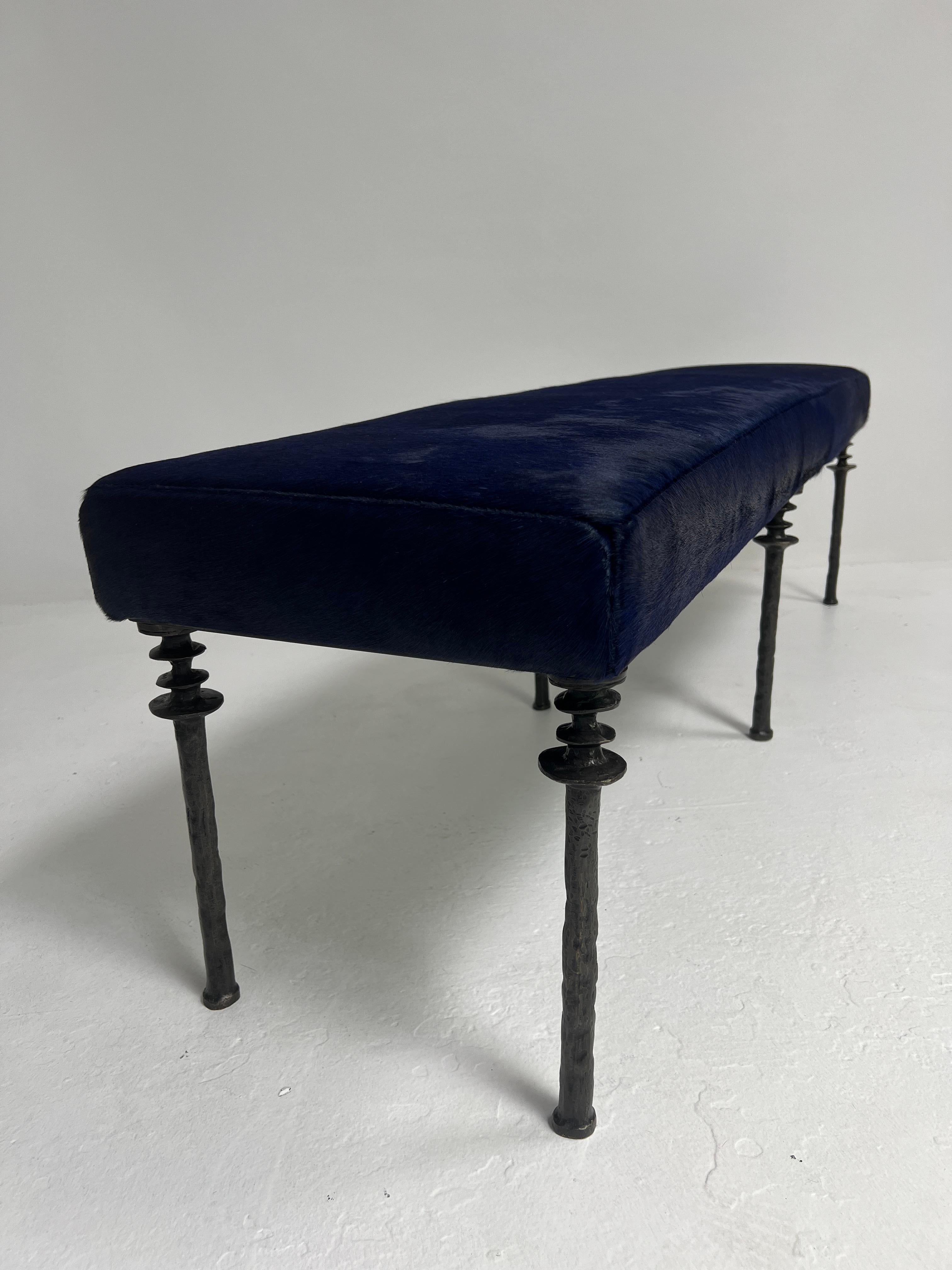 Banc Sorgue, cuir de vache bleu, pieds en bronze siliconé Bourgeois Boheme Atelier Neuf - En vente à Los Angeles, CA