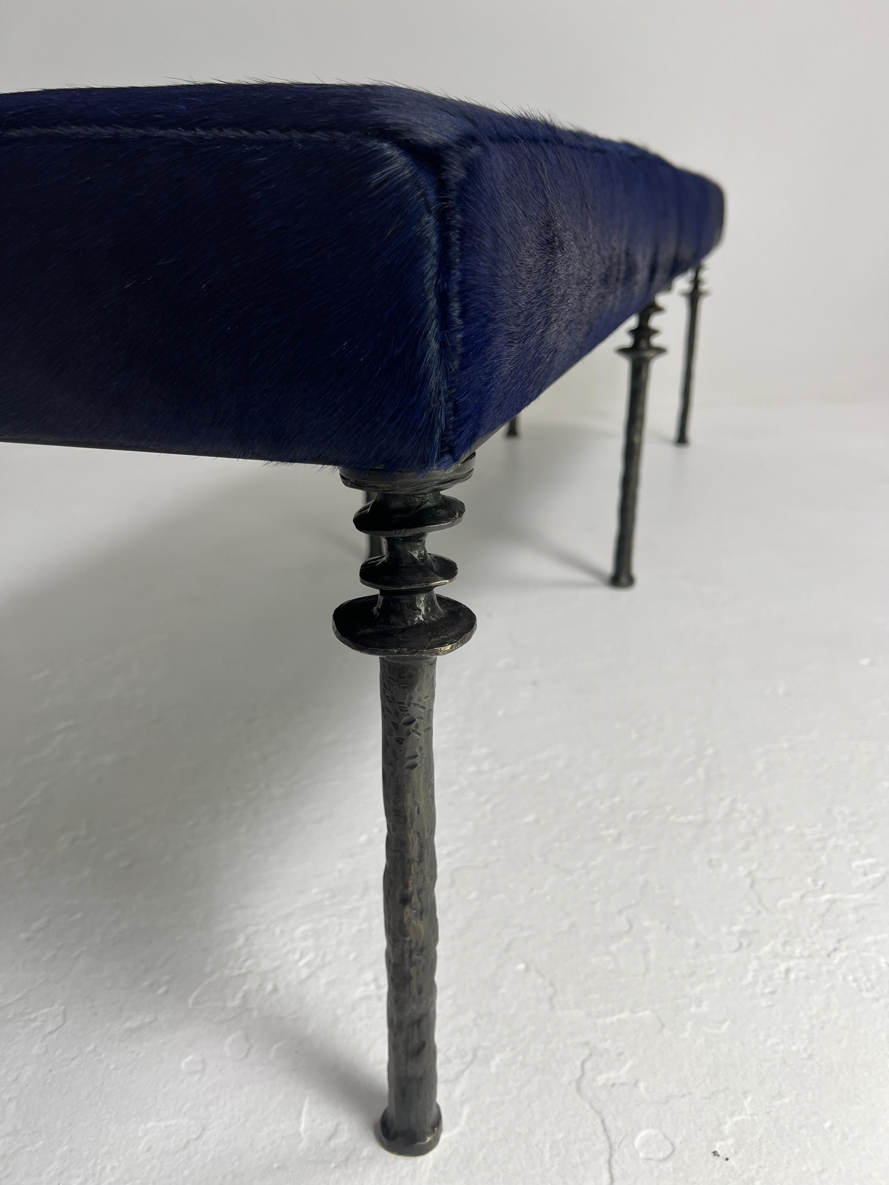XXIe siècle et contemporain Banc Sorgue, cuir de vache bleu, pieds en bronze siliconé Bourgeois Boheme Atelier en vente