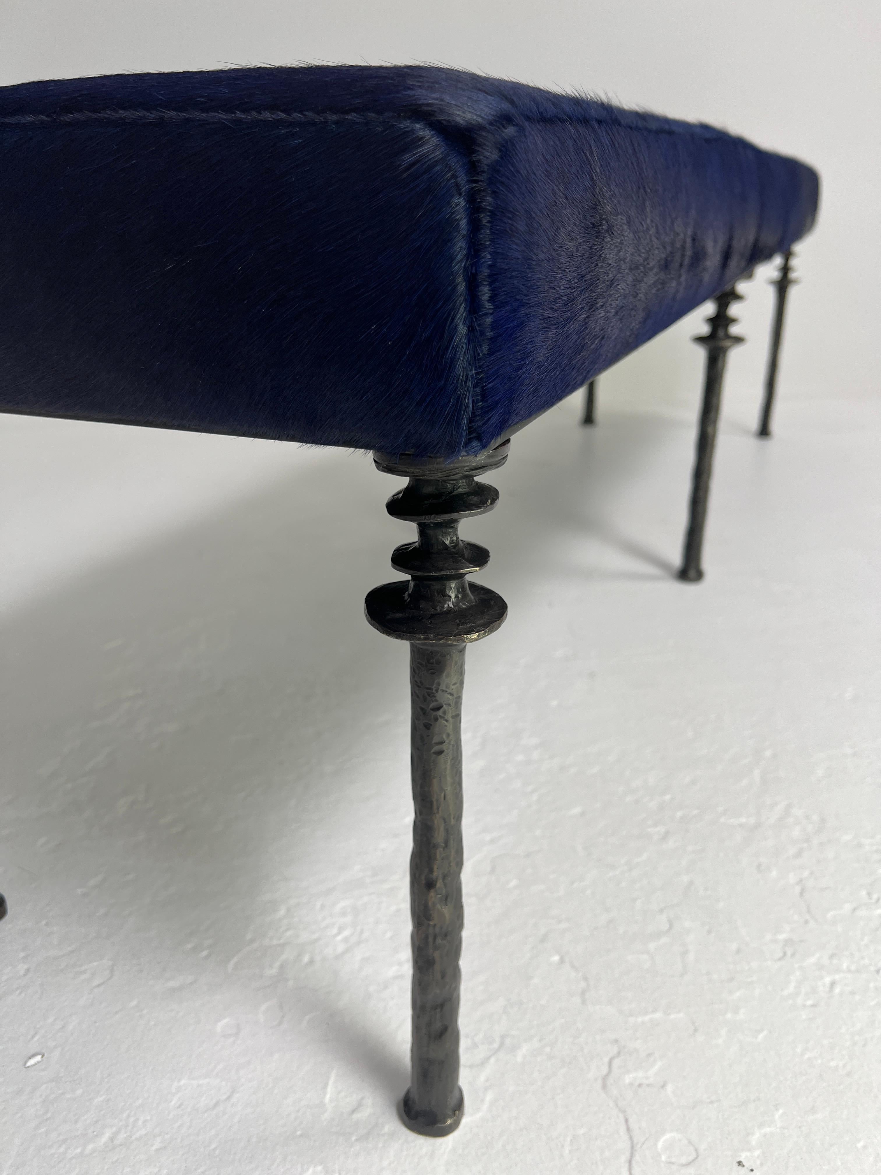 Bronze Banc Sorgue, cuir de vache bleu, pieds en bronze siliconé Bourgeois Boheme Atelier en vente