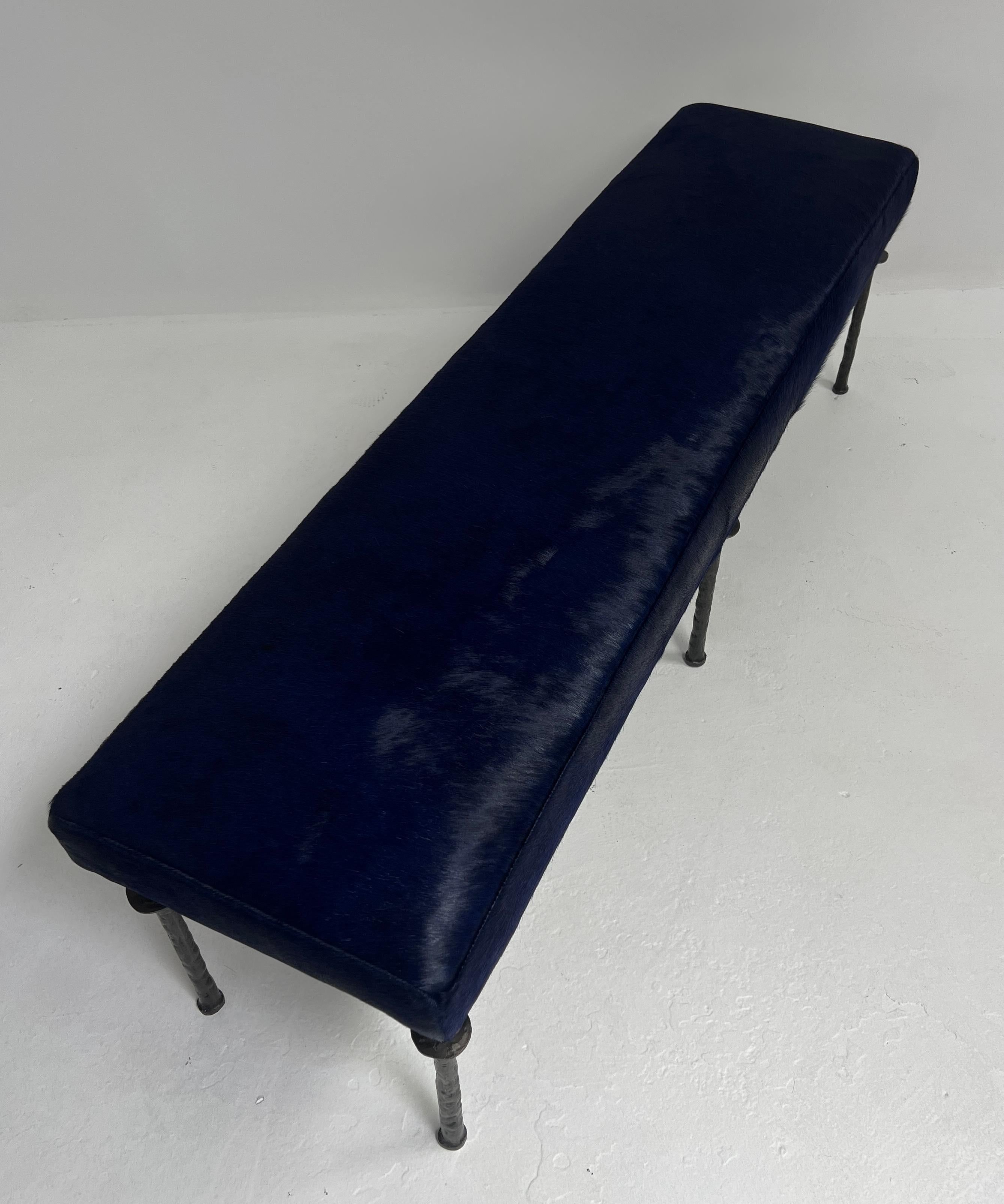 Banc Sorgue, cuir de vache bleu, pieds en bronze siliconé Bourgeois Boheme Atelier en vente 1