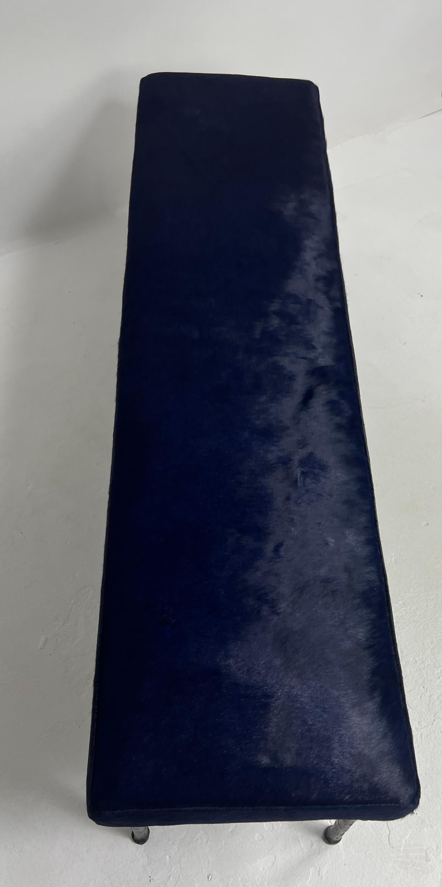 Banc Sorgue, cuir de vache bleu, pieds en bronze siliconé Bourgeois Boheme Atelier en vente 2