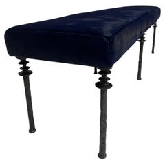 Banc Sorgue, cuir de vache bleu, pieds en bronze siliconé Bourgeois Boheme Atelier