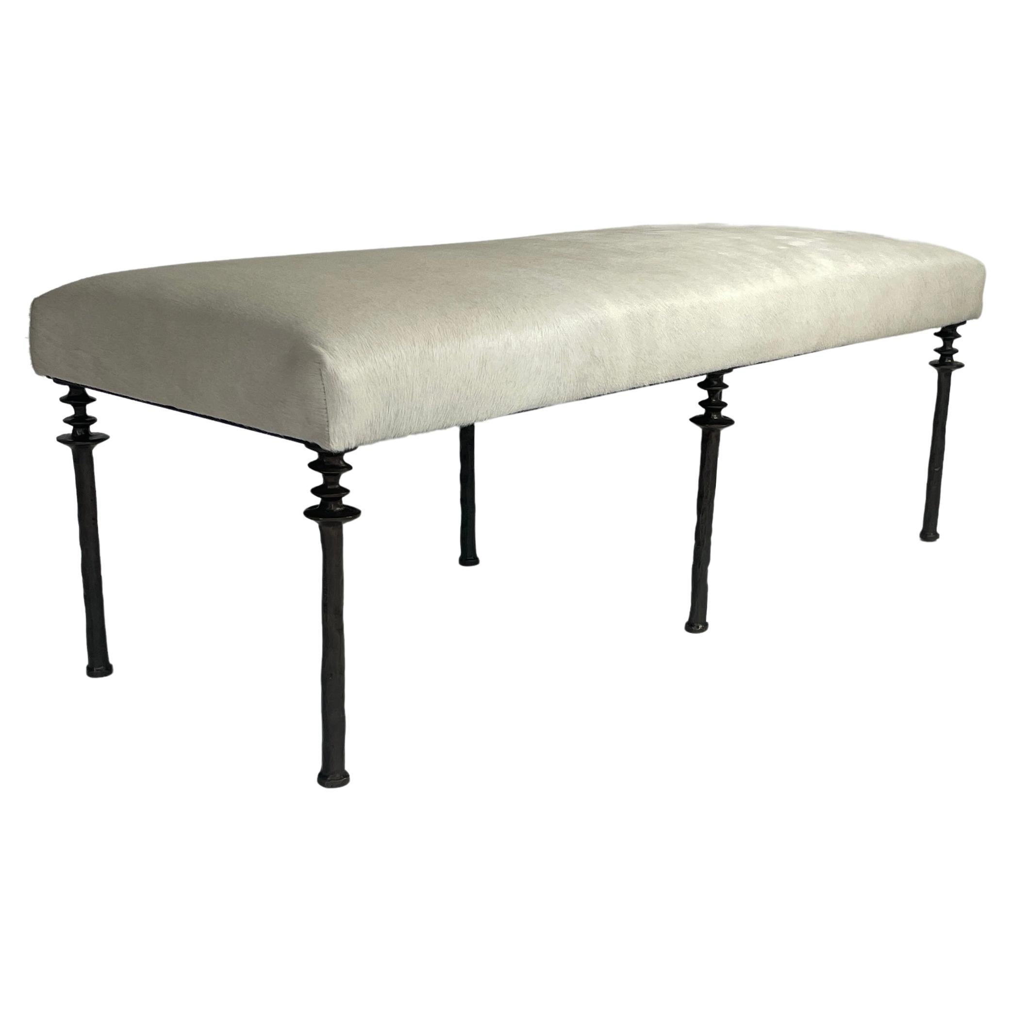 Sorgue-Bank, cremefarbenes Kuhfell, Silicon-Bronzebeine von Bourgeois Boheme