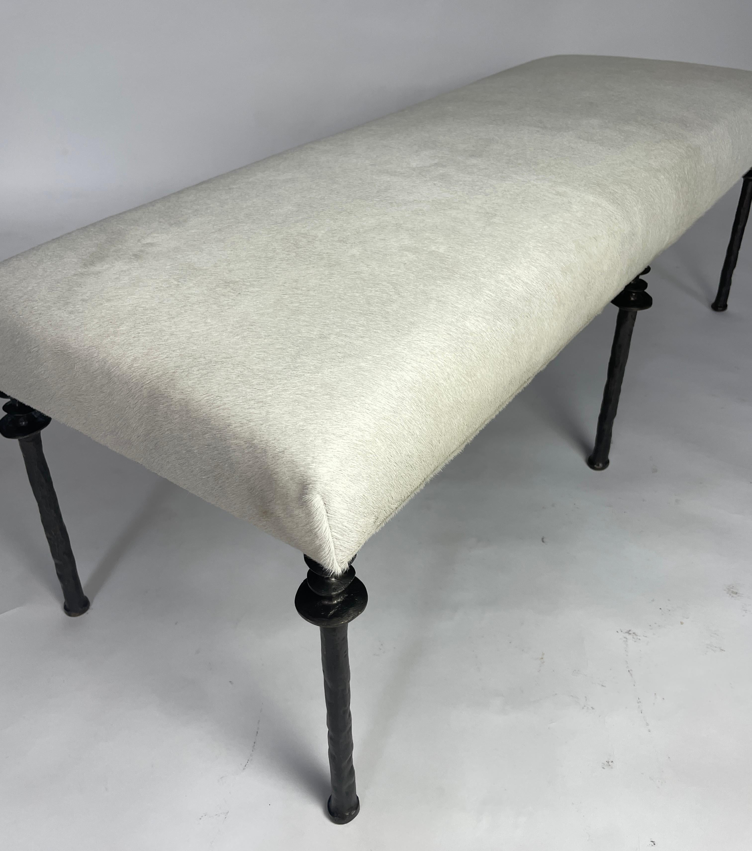 Sorgue Bench, Off White Cow Hide, Silicon Bronze Legs For Sale 5