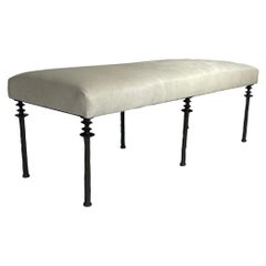 Panca Sorgue, Pelle di mucca bianca, gambe in bronzo siliconato