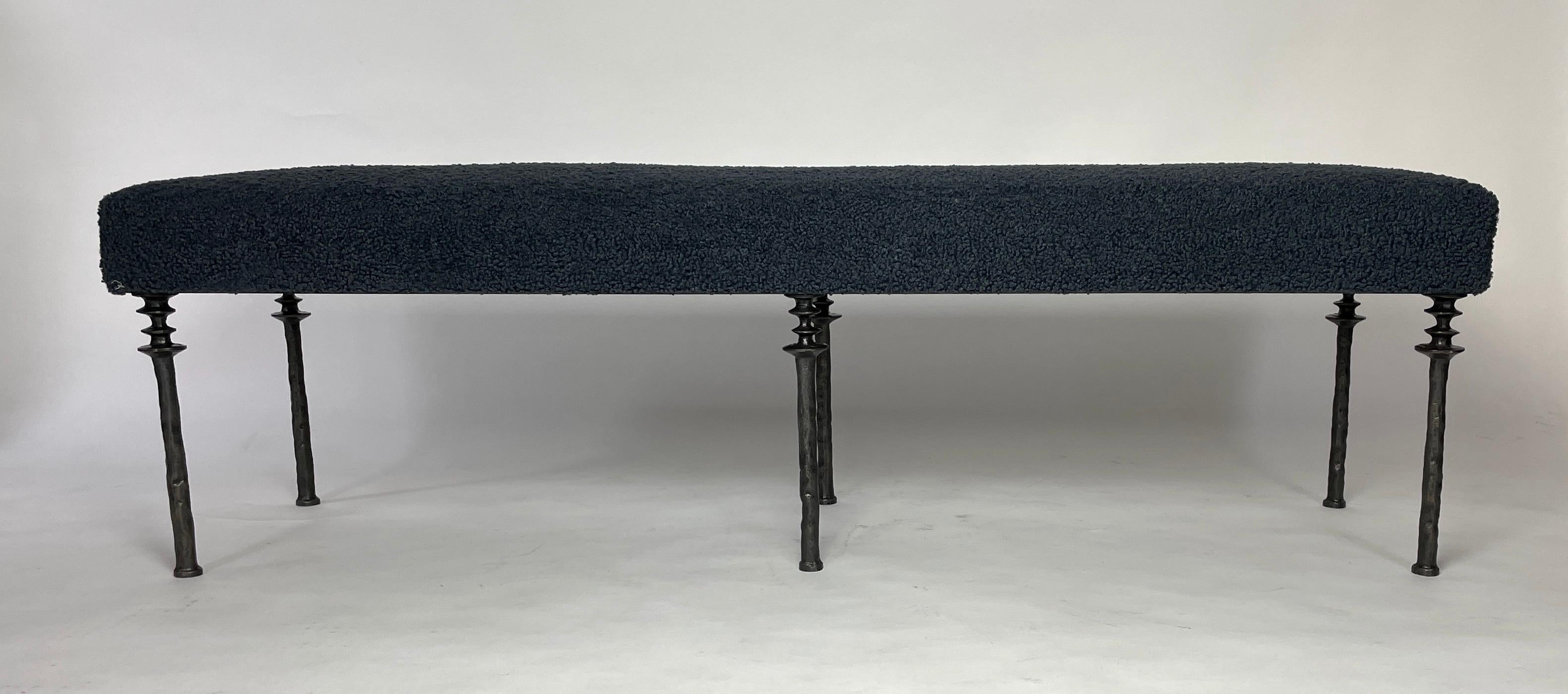 Inspiré par Diego Giacometti, ce banc est idéal pour ceux qui recherchent des sièges uniques. Les pieds en bronze moulé apportent une touche organique. Le coussin a été recouvert d'un tissu bouclé bleu crépuscule. L'assise peut être recouverte d'une