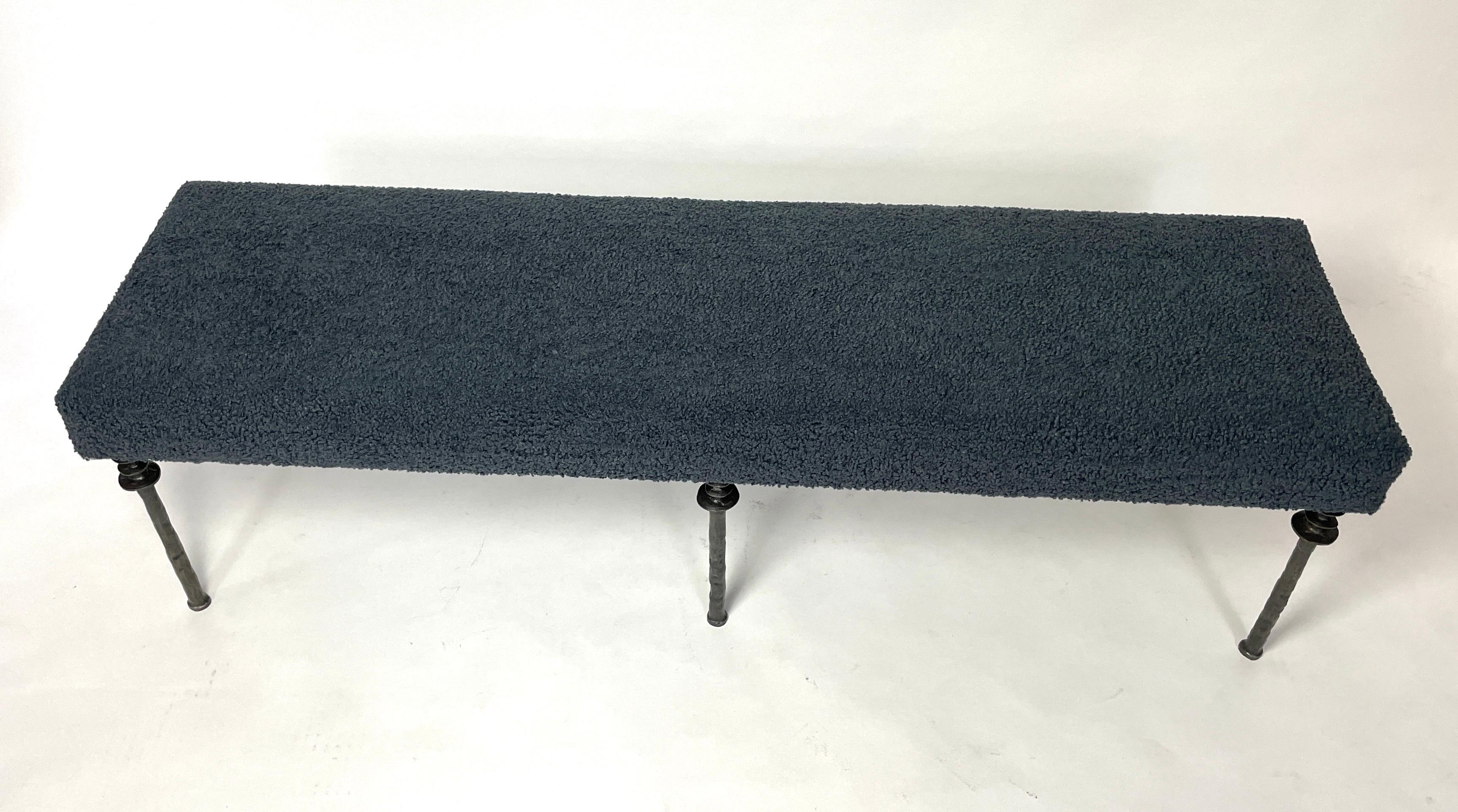 Banc Sorgue, bouclé bleu crépuscule, pieds en bronze siliconé par Bourgeois Boheme Neuf - En vente à Los Angeles, CA