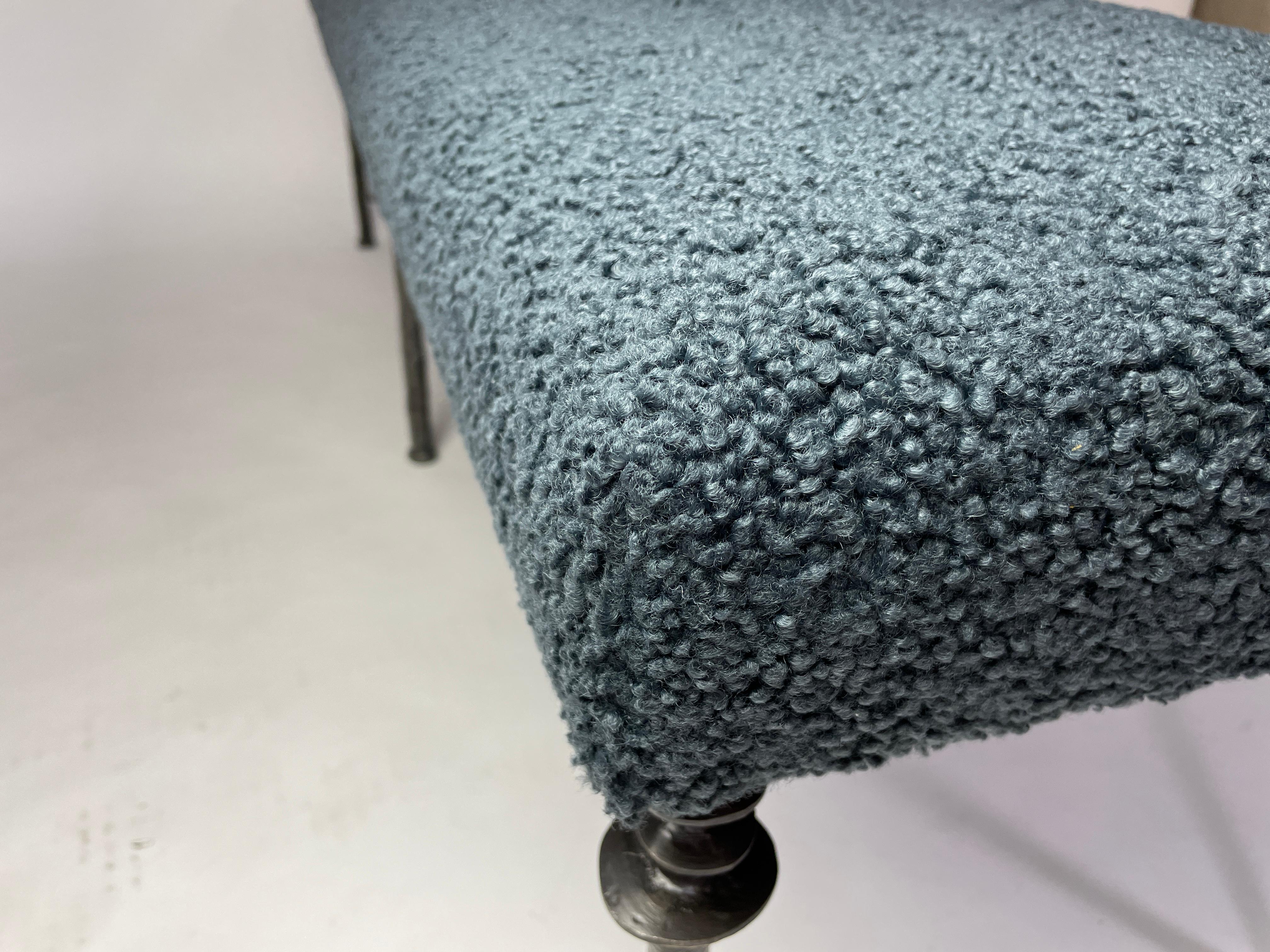 Banc Sorgue, bouclé bleu crépuscule, pieds en bronze siliconé en vente 1