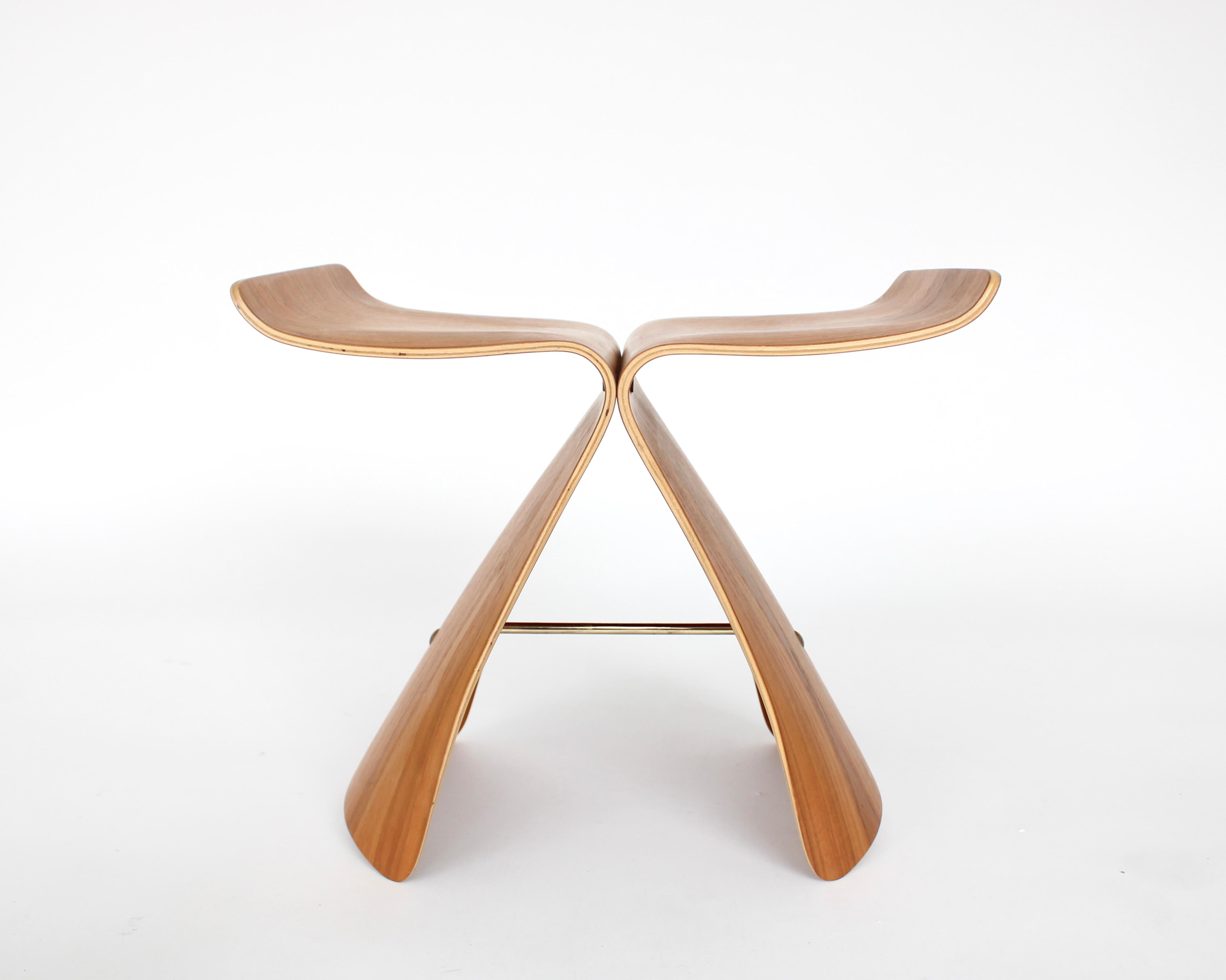 Lo sgabello Butterfly di Sori Yanagi (1915 - 2011) è una figura iconica del design industriale giapponese. Creato originariamente nel 1954 utilizzando la tecnica del compensato sagomato, appena creata dagli Eames. Questo modello è molto