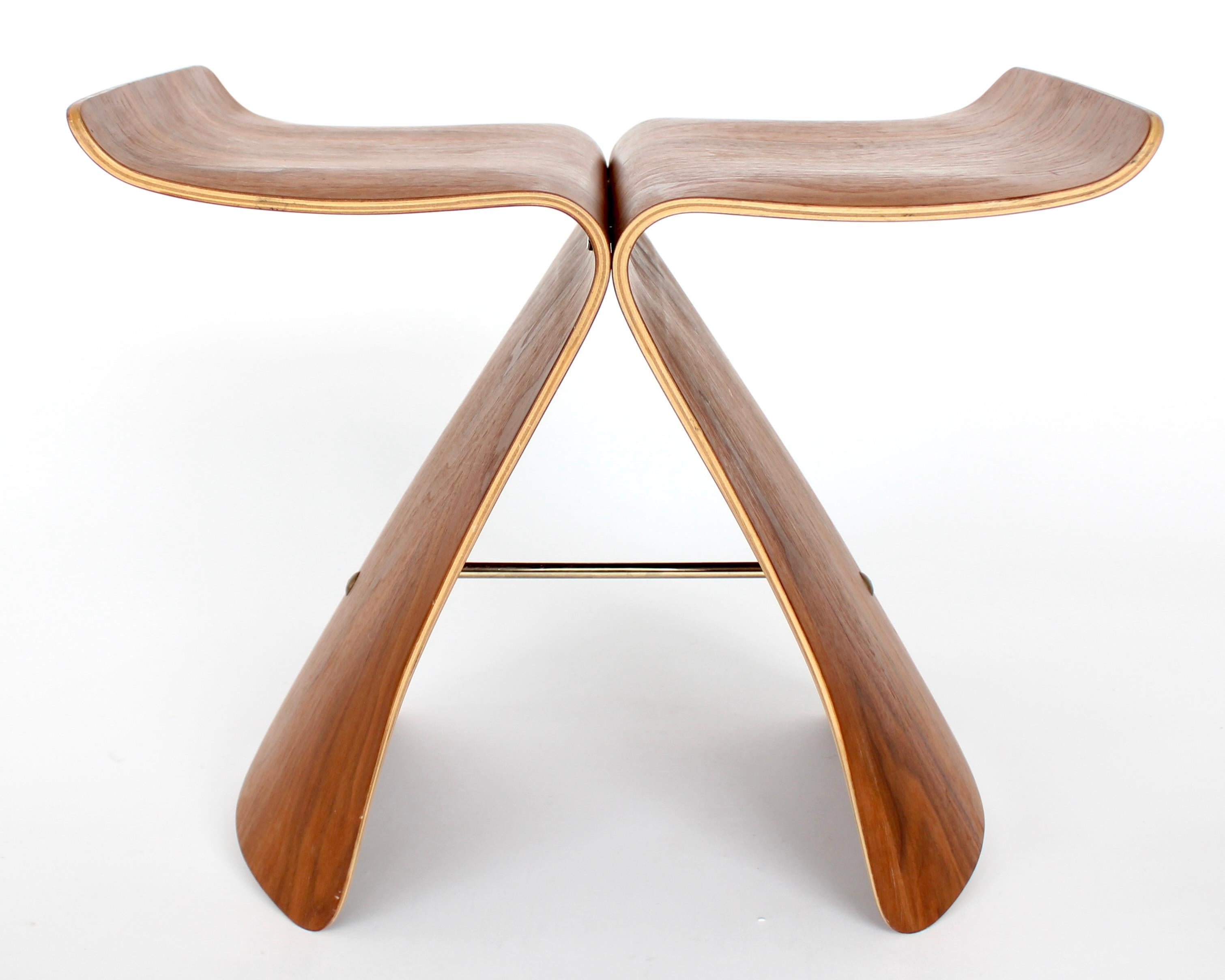 Lo sgabello Butterfly di Sori Yanagi (1915 - 2011) è una figura iconica del design industriale giapponese.  Creato originariamente nel 1954 utilizzando la tecnica del compensato sagomato, appena creata dagli Eames. Questo modello è molto