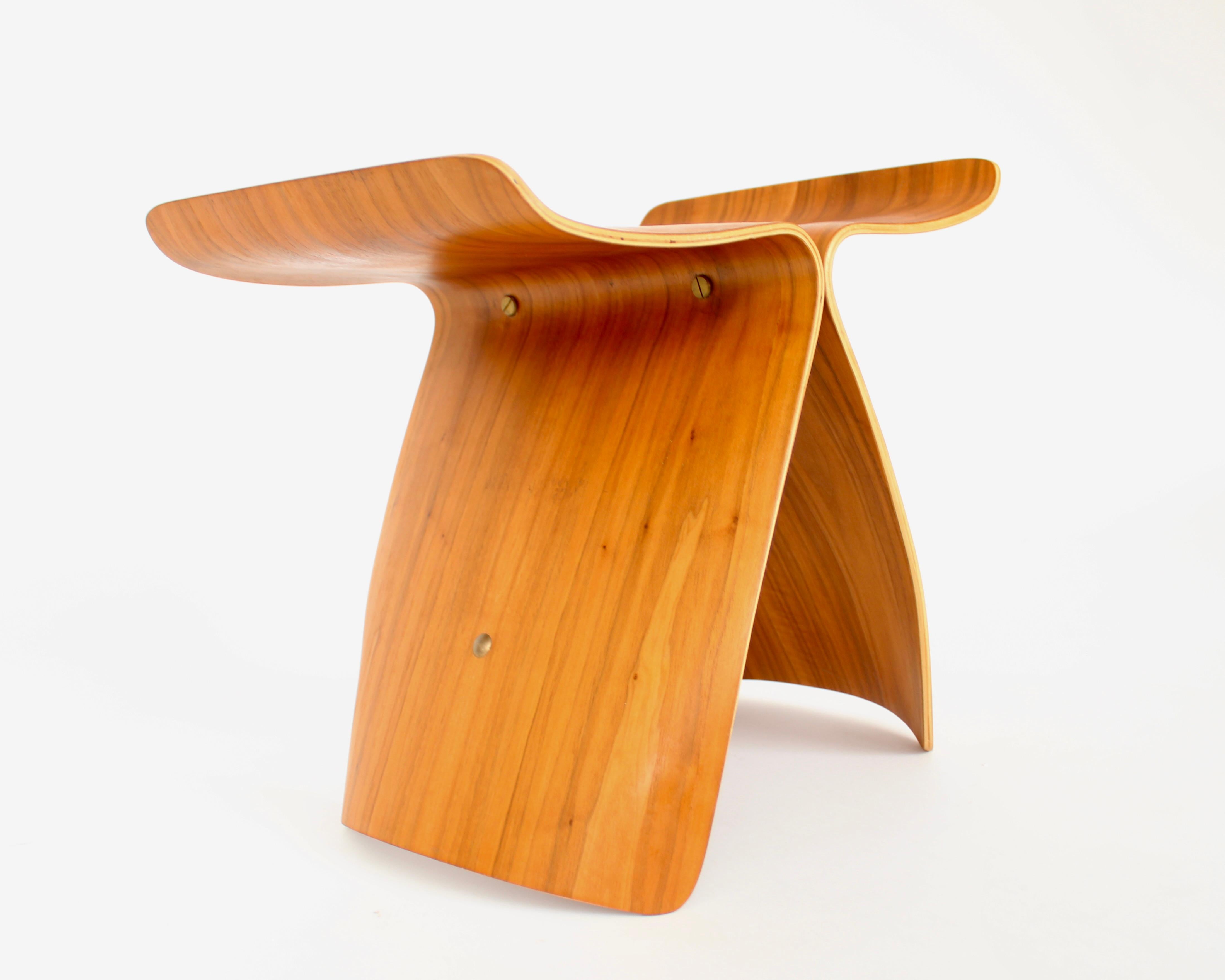 XXI secolo e contemporaneo Sgabello a farfalla di Sori Yanagi in palissandro biondo modellato per Tendo Mokko in vendita